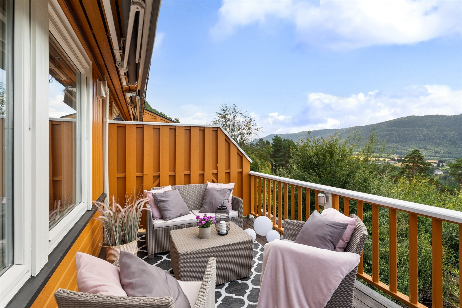 Sol fra ca. 09/10-20.00 (midtsommerstid) iflg. selger Galleribilde