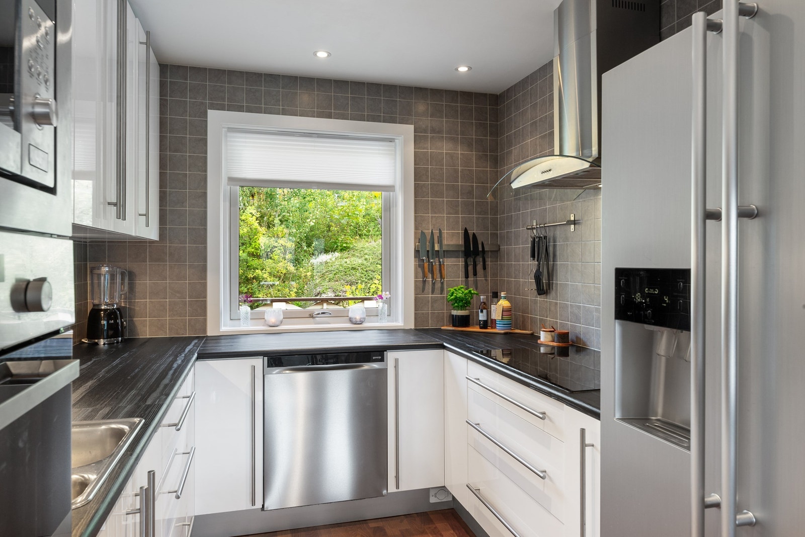 Over- og underskap i hvit høyglans utførelse Galleribilde