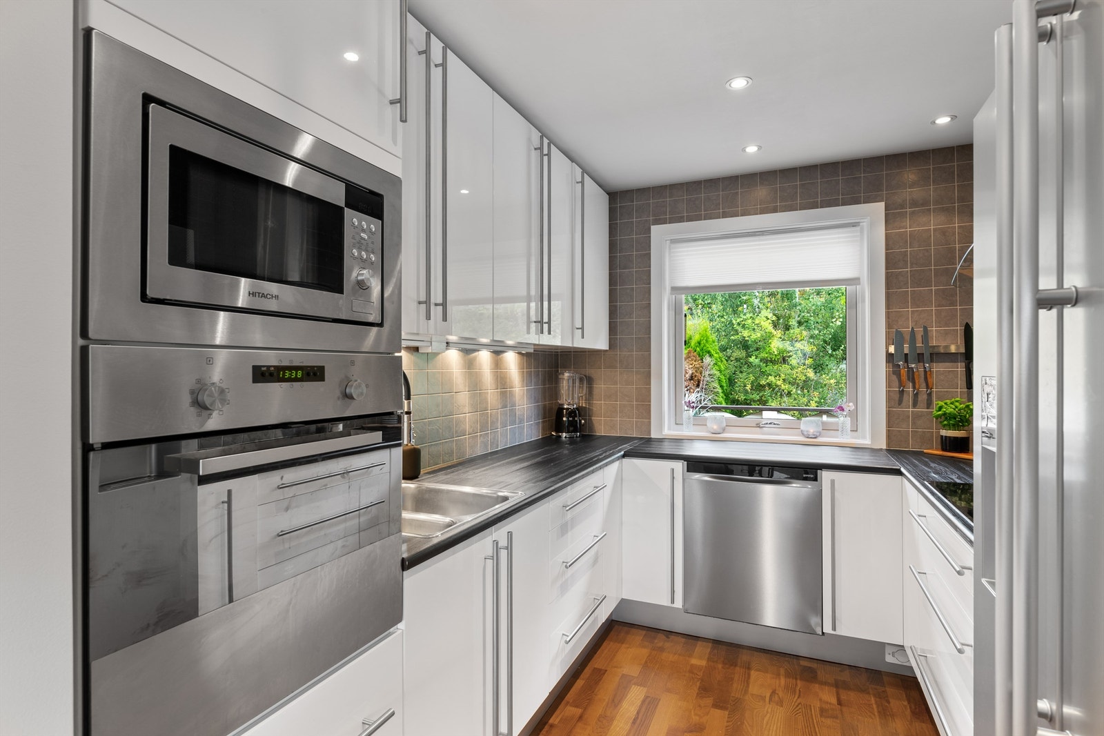 Pen kjøkkeninnredning fra 2008 med delvis integrerte hvitevarer Galleribilde