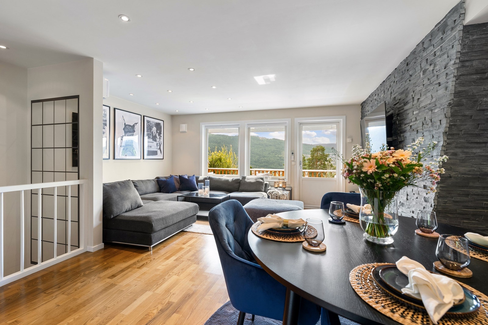 Stue med sofaområde og spiseplass Galleribilde