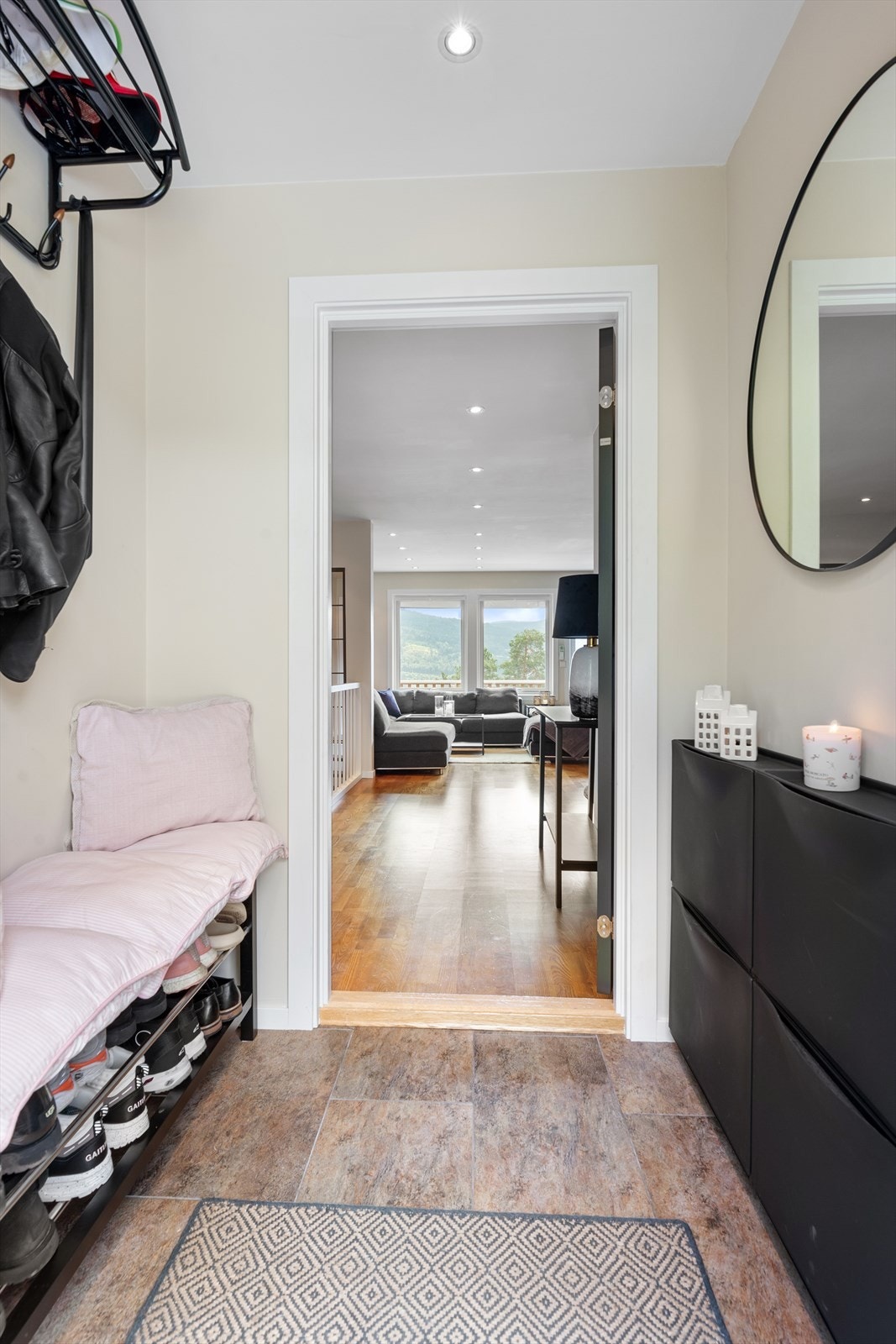 Entré med fliser på gulv, malte vegger og malt himling Galleribilde