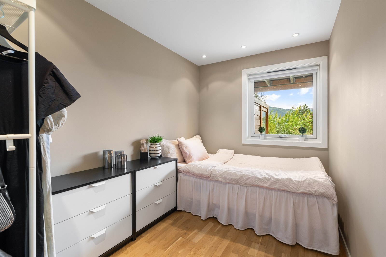 Soverom 2 med parkett på gulv, malte vegger og malt himling Galleribilde