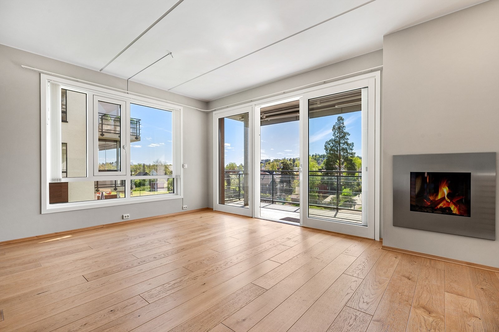 Flott og fritt utsyn og store vinduer som gir godt med lys. Galleribilde