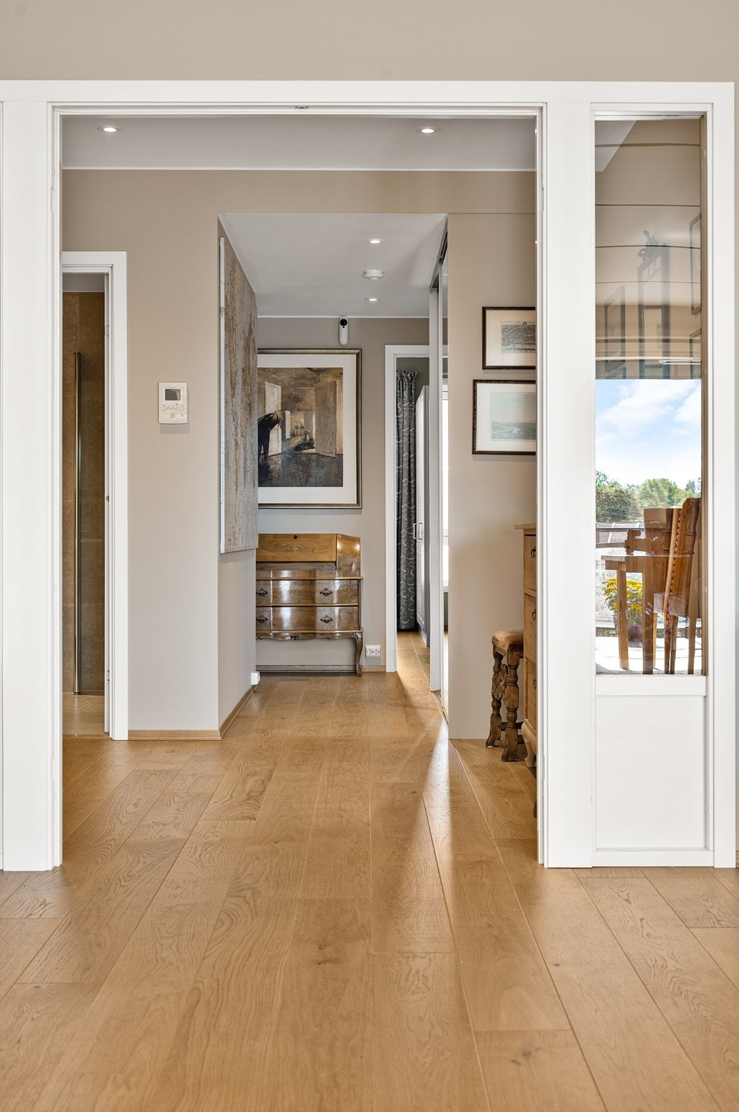 Romslig entré med skyvedørsgarderobe. Galleribilde