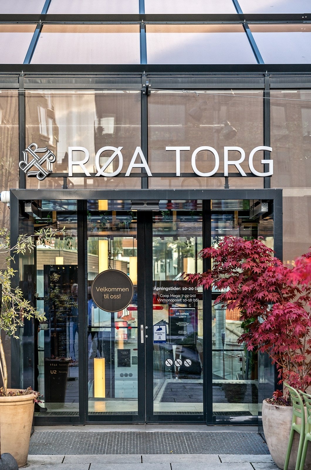 Røa Torg med flere populære spisesteder og over 20 butikker, bl.a. Coop Mega med post i butikk. Galleribilde