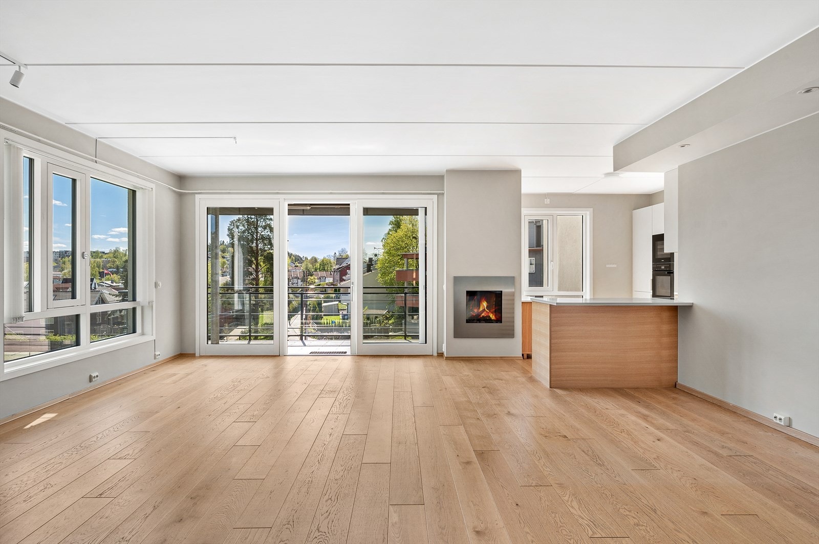 Stue med delvis åpent kjøkken og utgang til balkong. Galleribilde