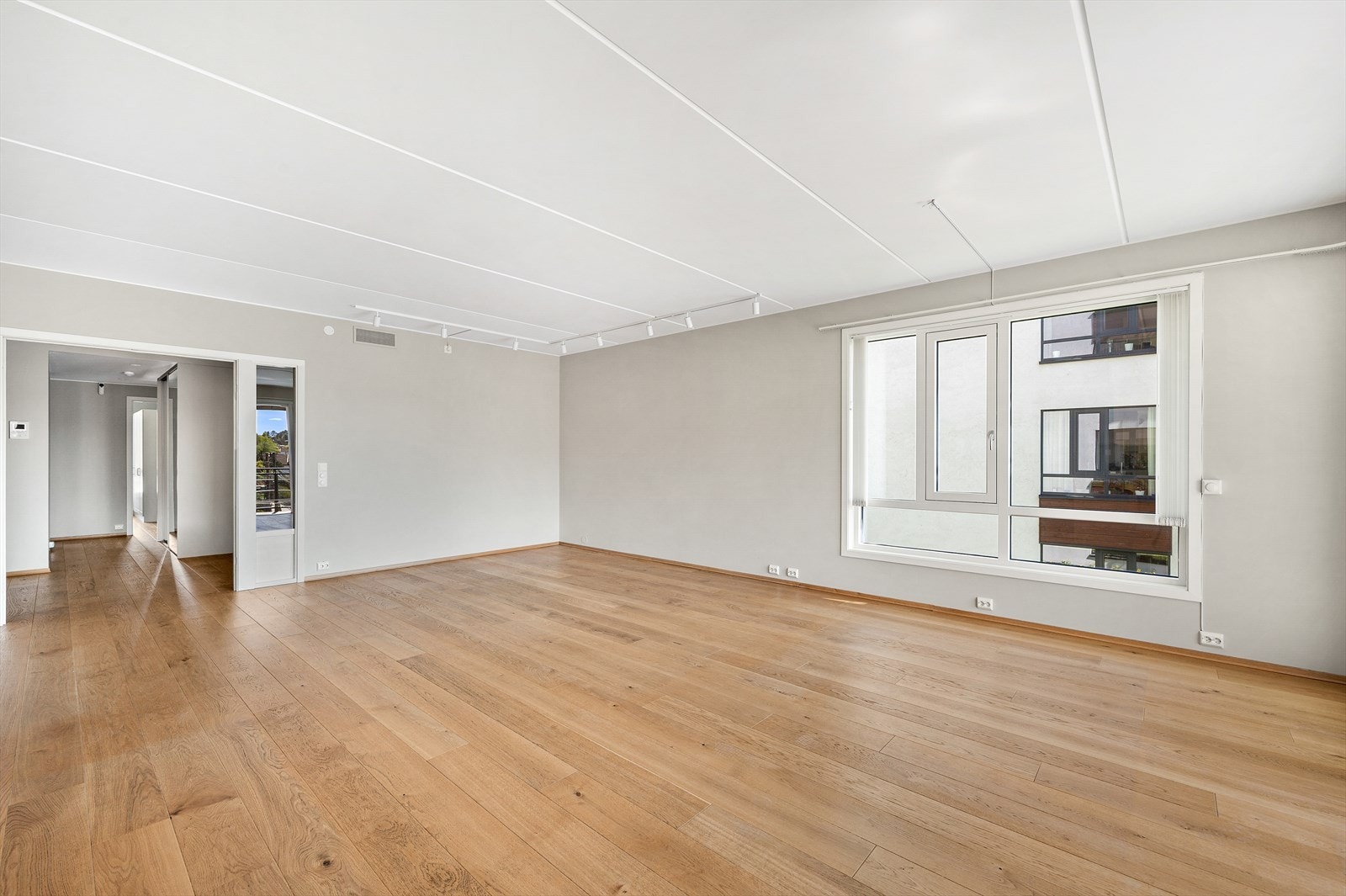 Leiligheten er en endeleilighet og har vinduer på tre sider. Galleribilde