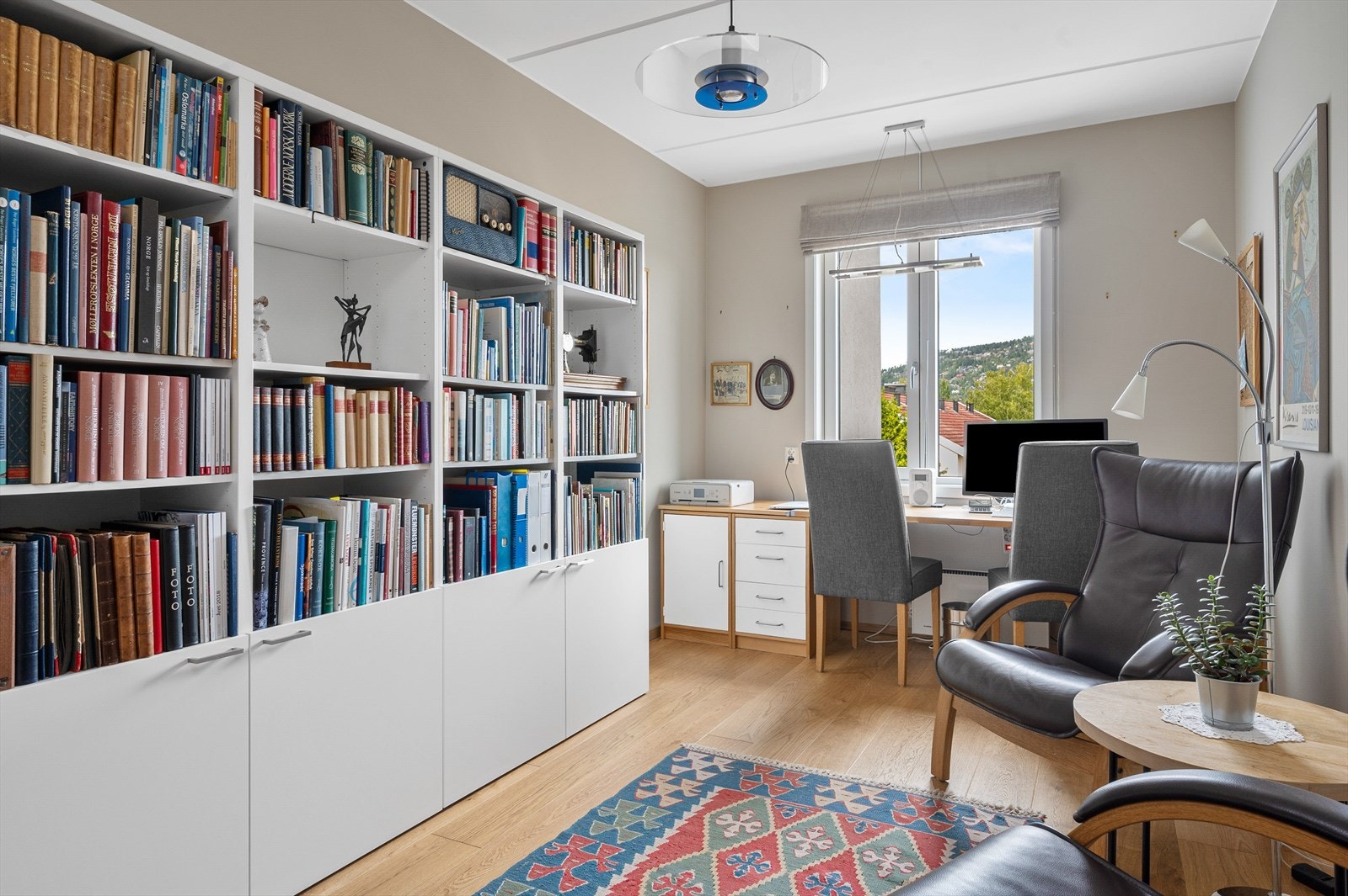 Et av soverommene er i dag innredet og benyttet som kontor/tv-stue. Galleribilde