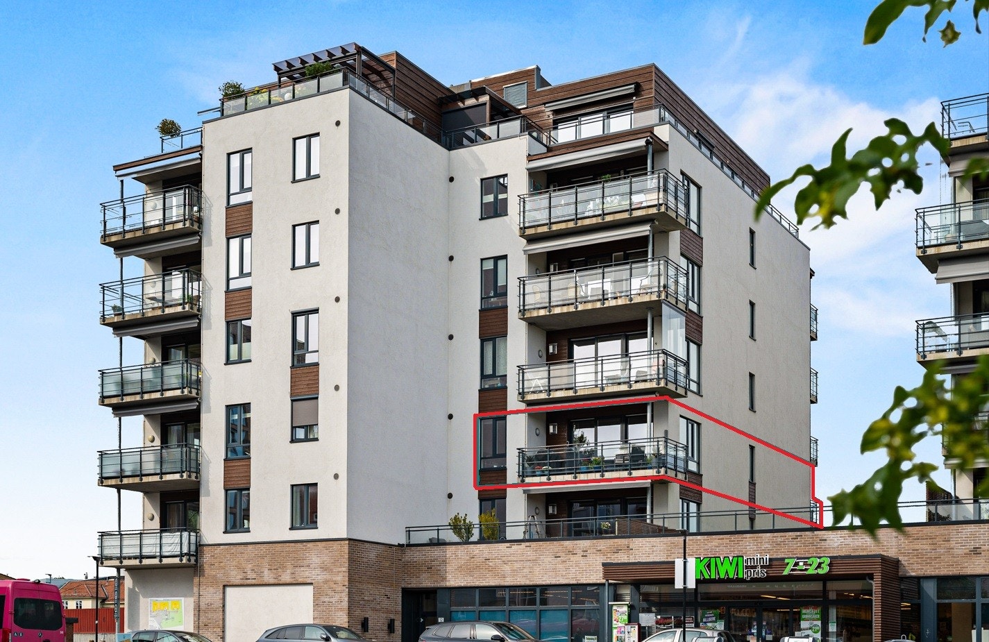 Leiligheten er gjennomgående og er på hele 122 kvm. Fin beliggenhet i 3. etasje med utgang til balkong i hver ende. Galleribilde