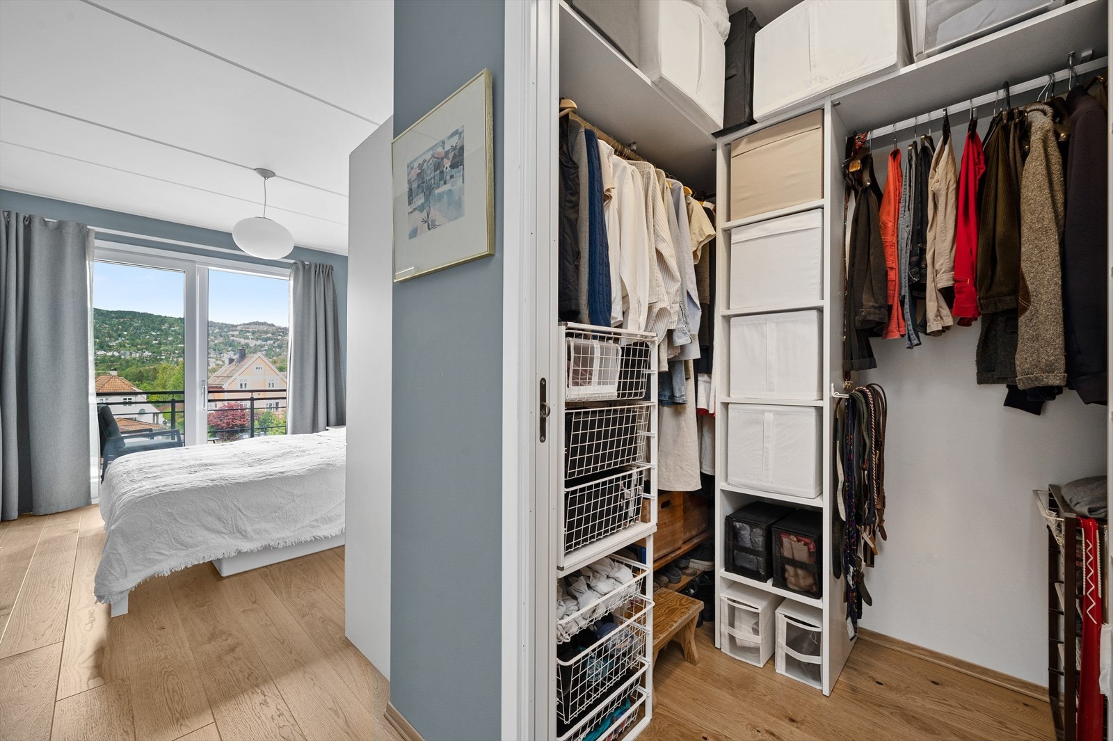 Stort hovedsoverom med eget bad og walk-in garderobe med mye oppbevaringsplass. Galleribilde