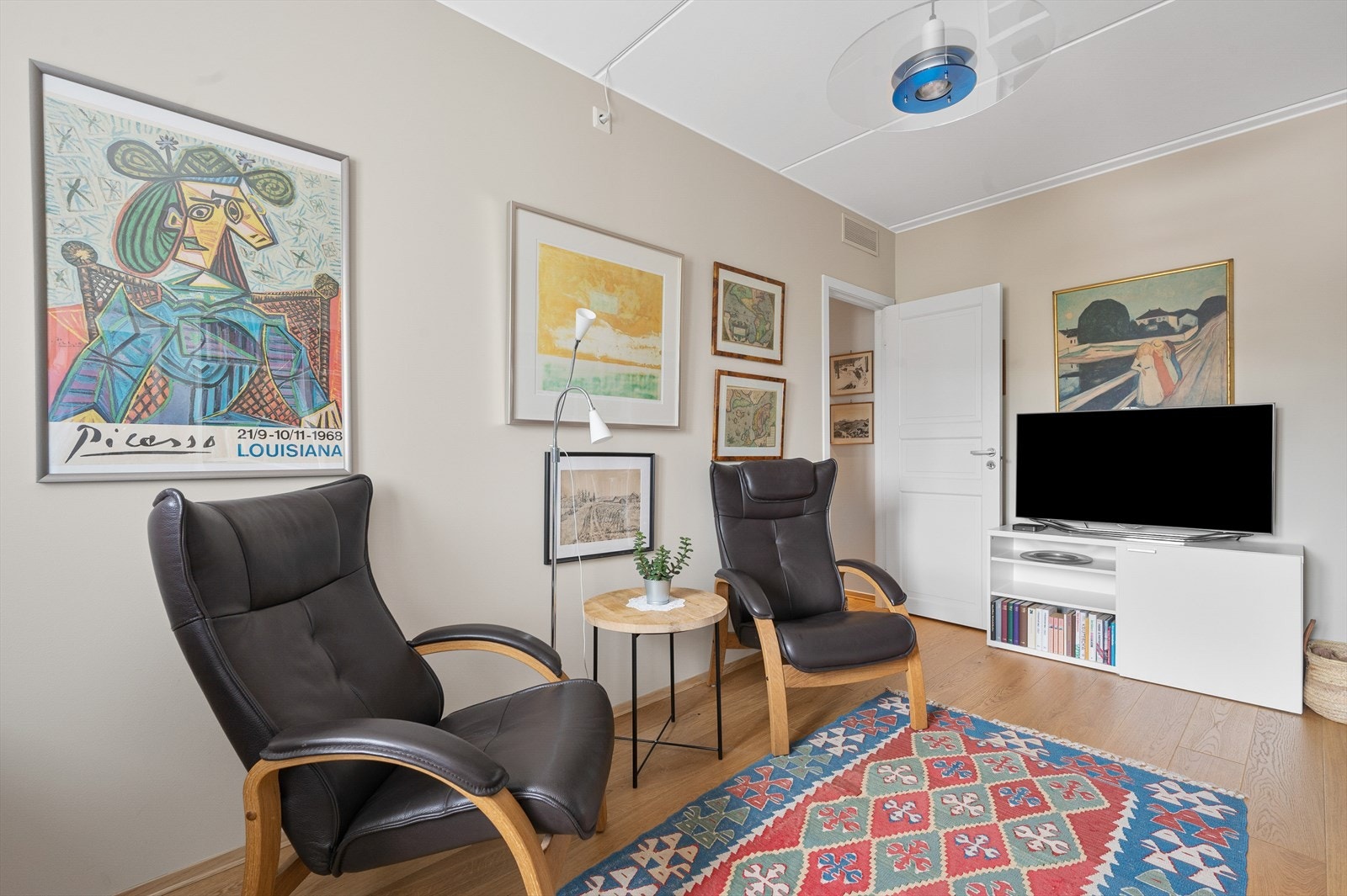 Alle soverommene har 1-stavs parkett og veggoverflater malt i behagelige fargetoner. Galleribilde