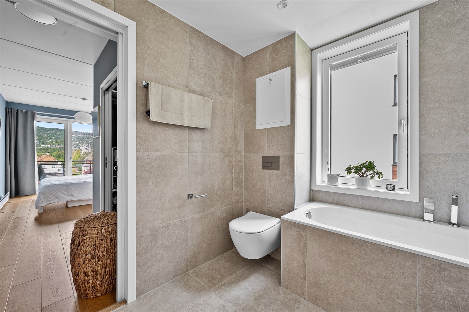 Badet ligger i tilknytning til hovedsoverommet. Galleribilde