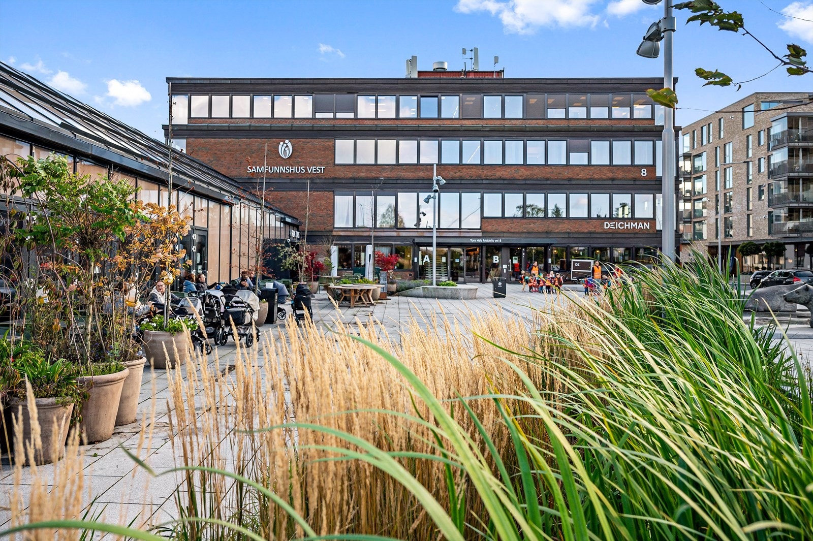 Leiligheten har en meget sentral beliggenhet og rett uten for inngangsdøren finner man "alt" av servicetilbud. Galleribilde