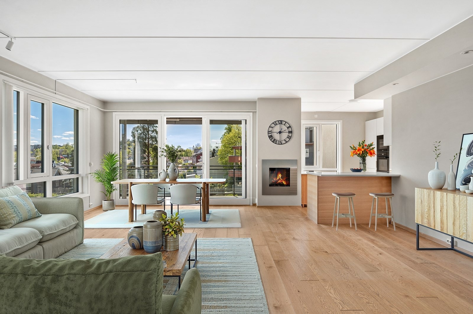 Stor stue med forskjellige innredningsmuligheter, (digitalt møblert forslag). Galleribilde