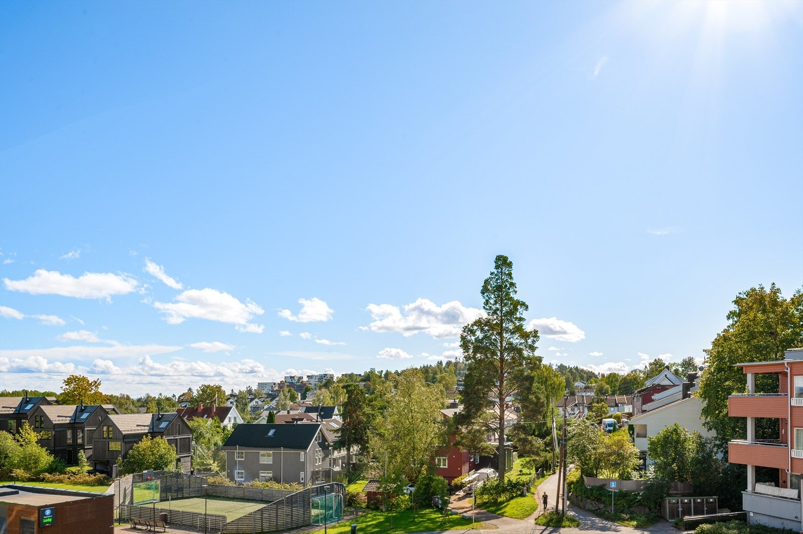 Utsikt mot villabebyggelse og vegetasjon. Galleribilde