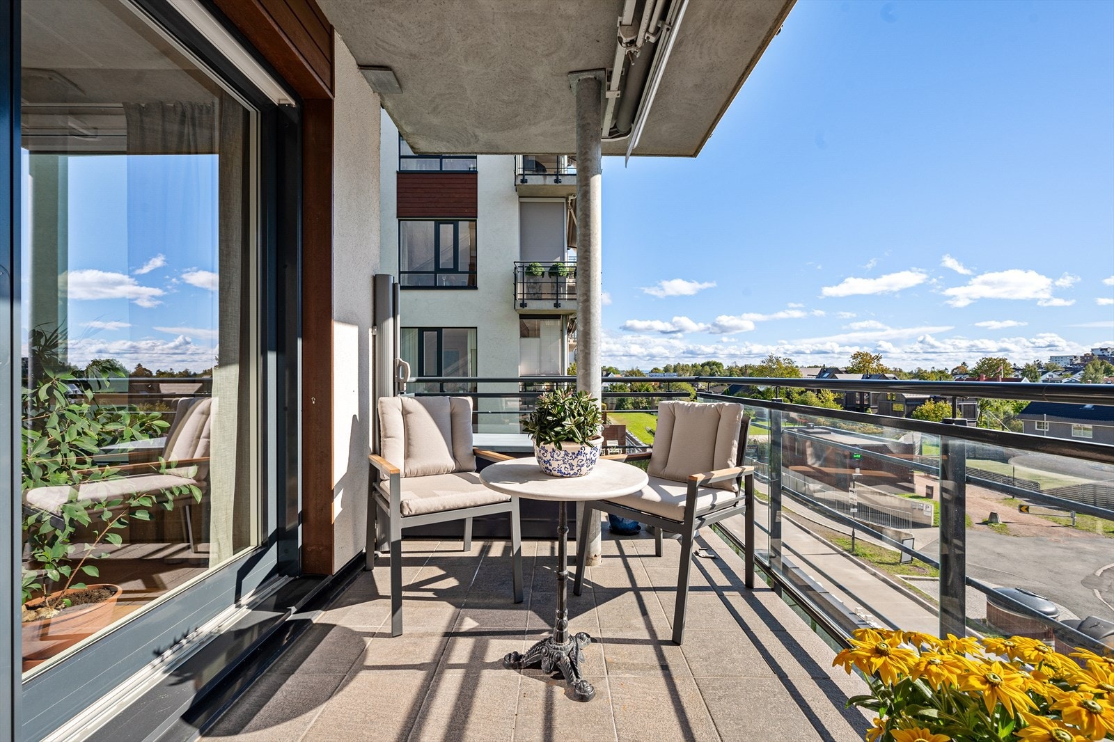 Leiligheten ligger meget sentralt på Røa, med flott utsikt fra balkongen. Galleribilde