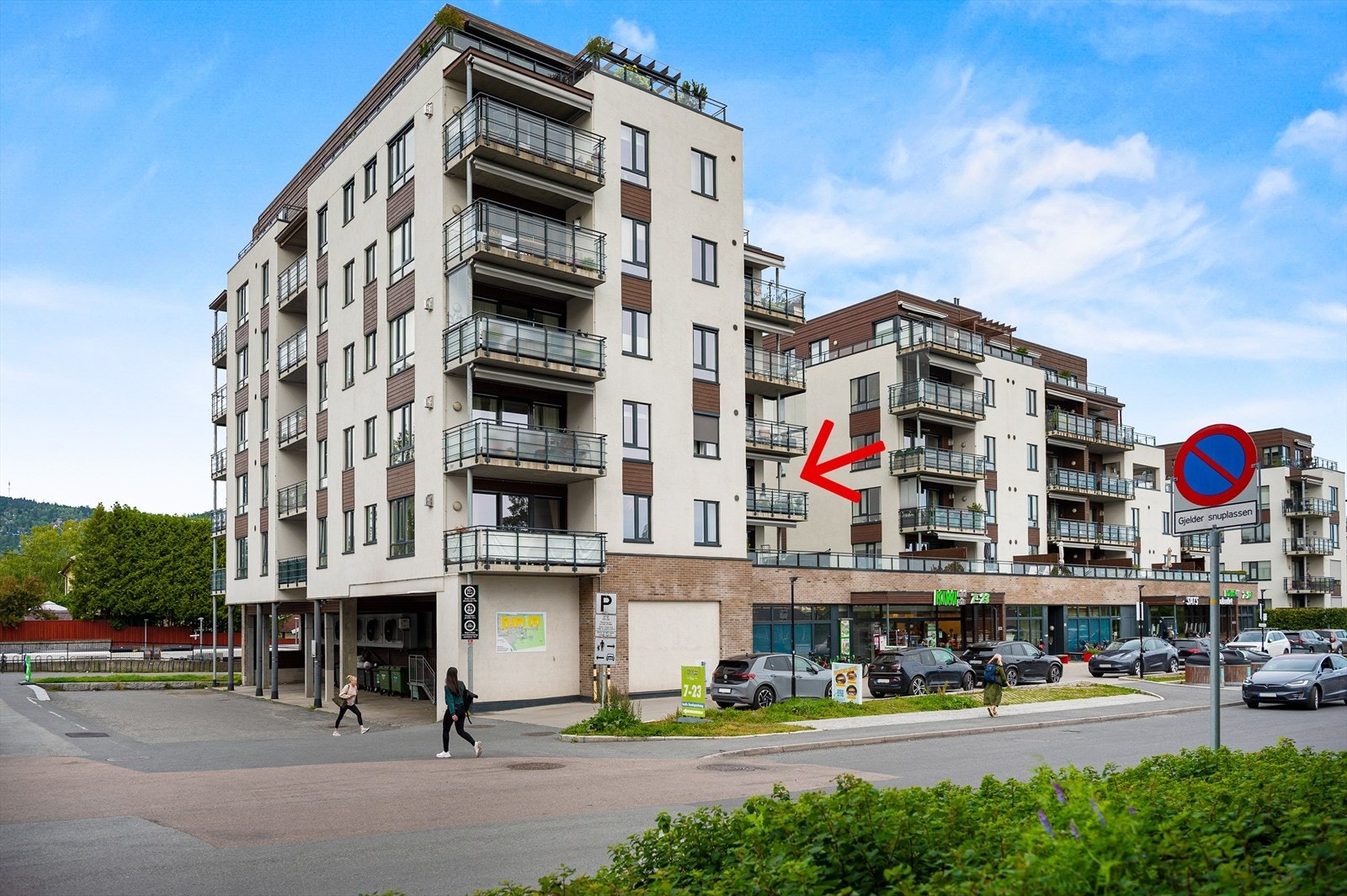 Røa Bad er et nyere og populært sameie med dagligvarebutikk (Kiwi), Røabadet og Sats treningssenter i samme bygg. Galleribilde