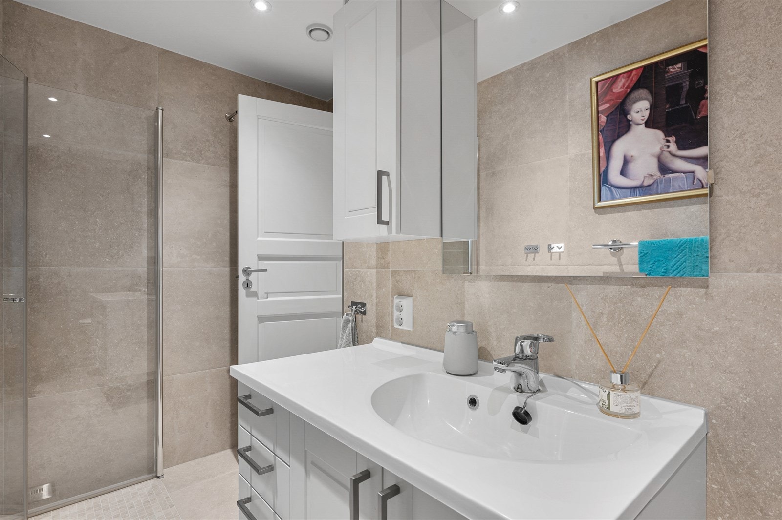 Leiligheten har to bad og separat vaskerom. Her er gjestebadet med inngang fra entréen Galleribilde