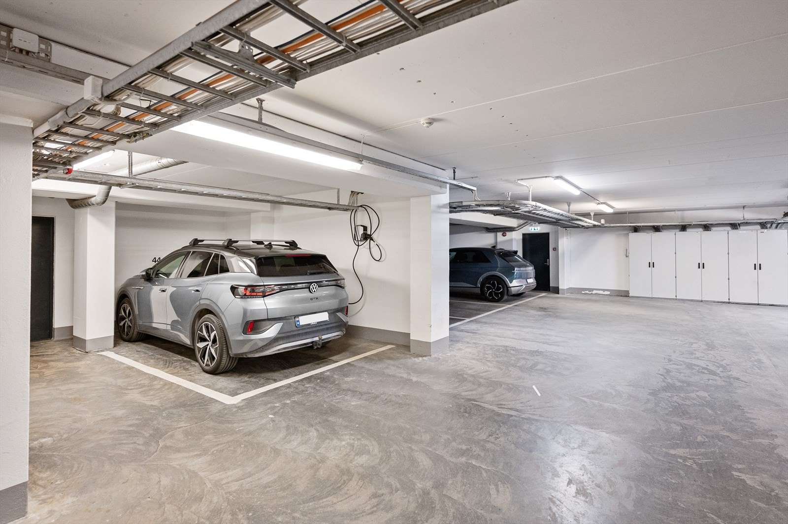 Til leiligheten medfølger garasjeplass med elbillader. Garasjeplassen ligger lett tilgjengelig nær heisen. Galleribilde