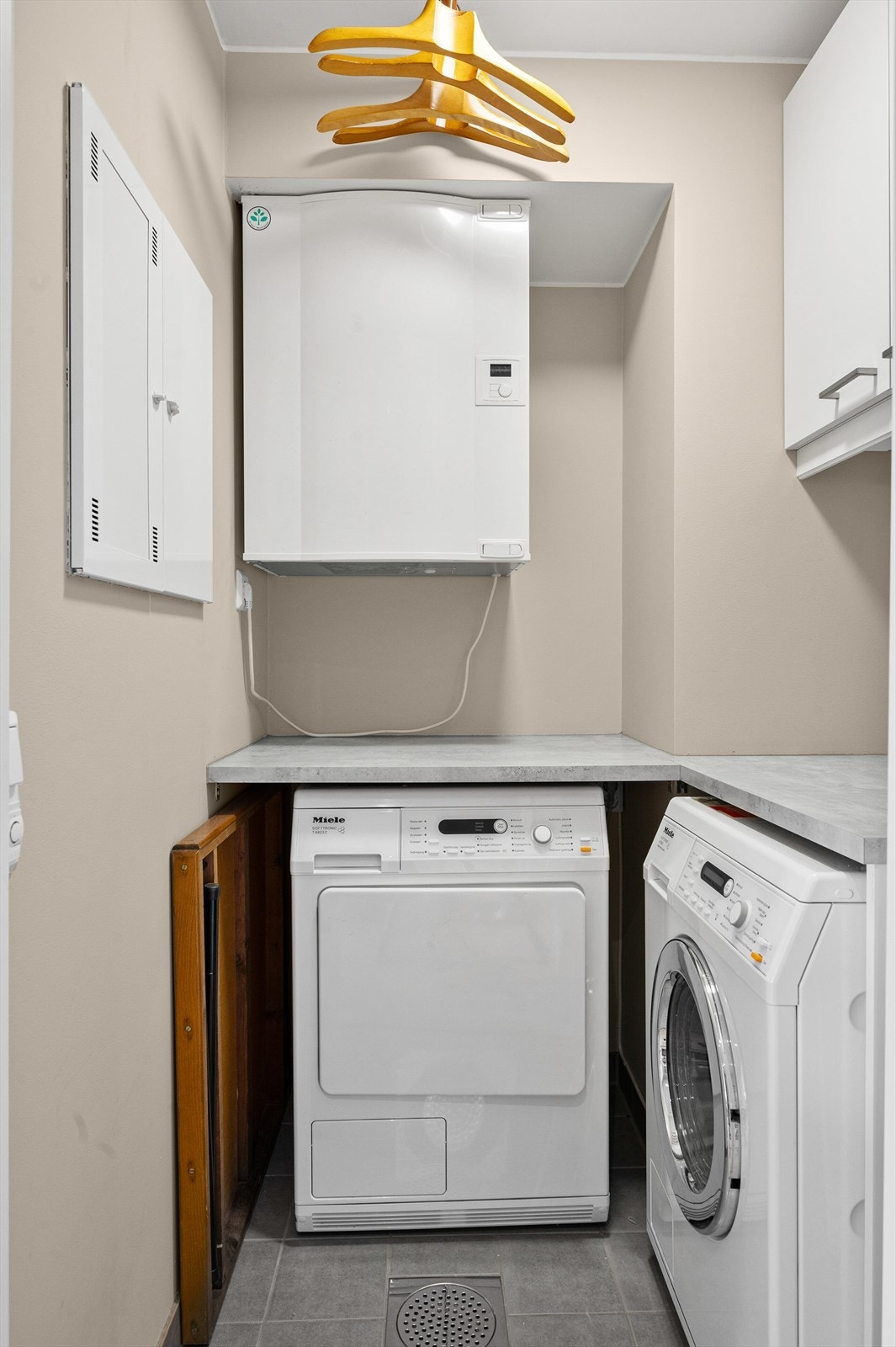 Praktisk vaskerom med varmekabler i gulv og opplegg for vaskemaskin. I 2022 ble det satt inn skapinnredning med glatte fronter. Galleribilde