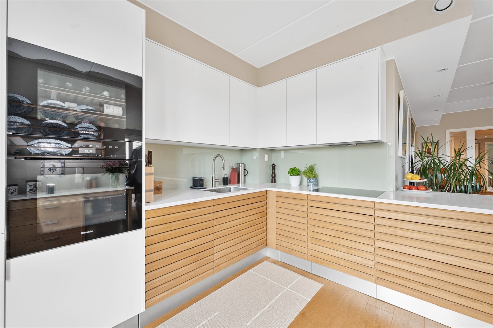 Oppvaskmaskin, kjøl/fryseskap, komfyr, induksjonstopp og vinskap er integrert. Galleribilde