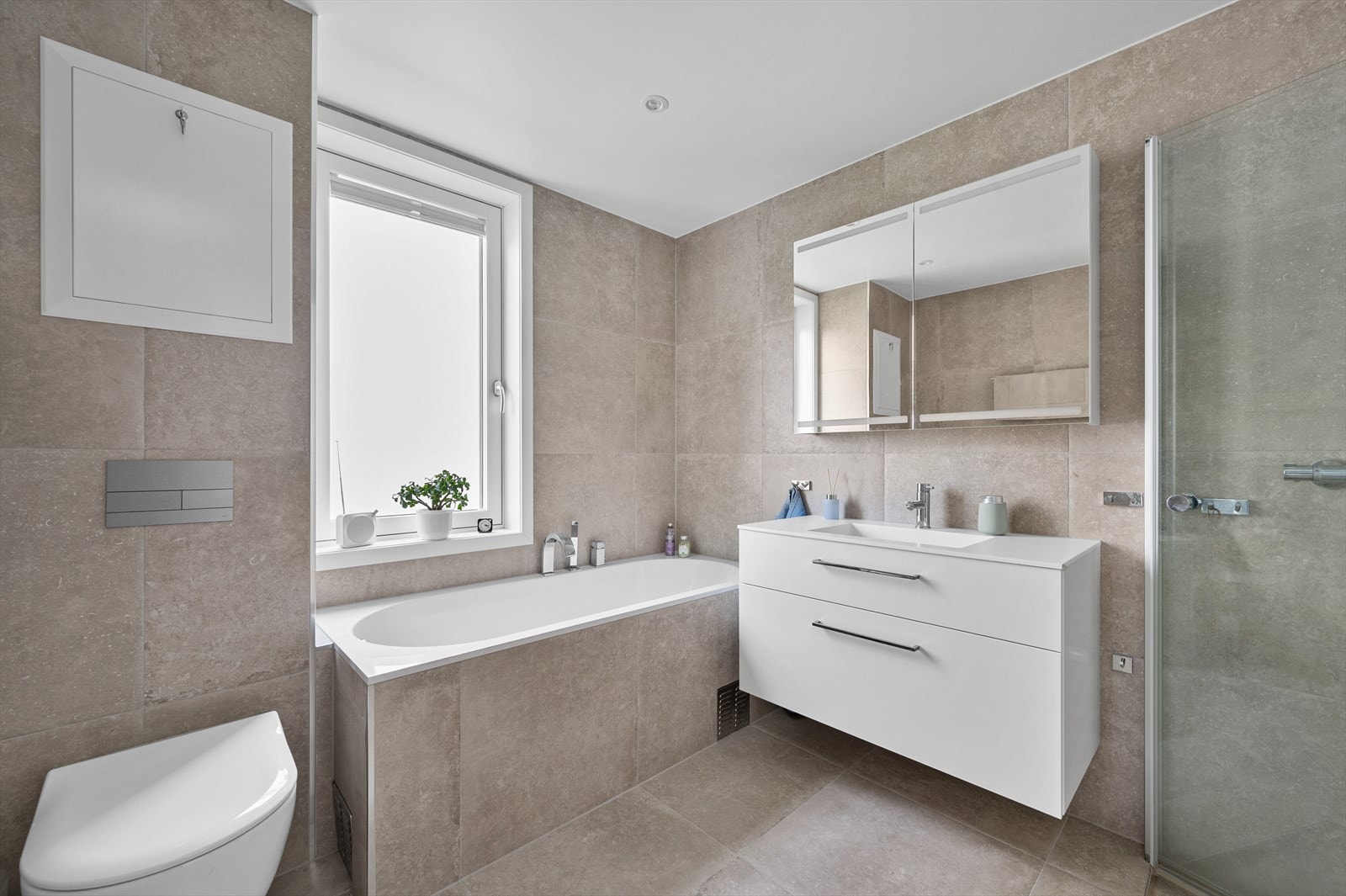 Hovedbadet ble pusset opp i 2022 og har et lekkert interiør med pene overflater. Galleribilde