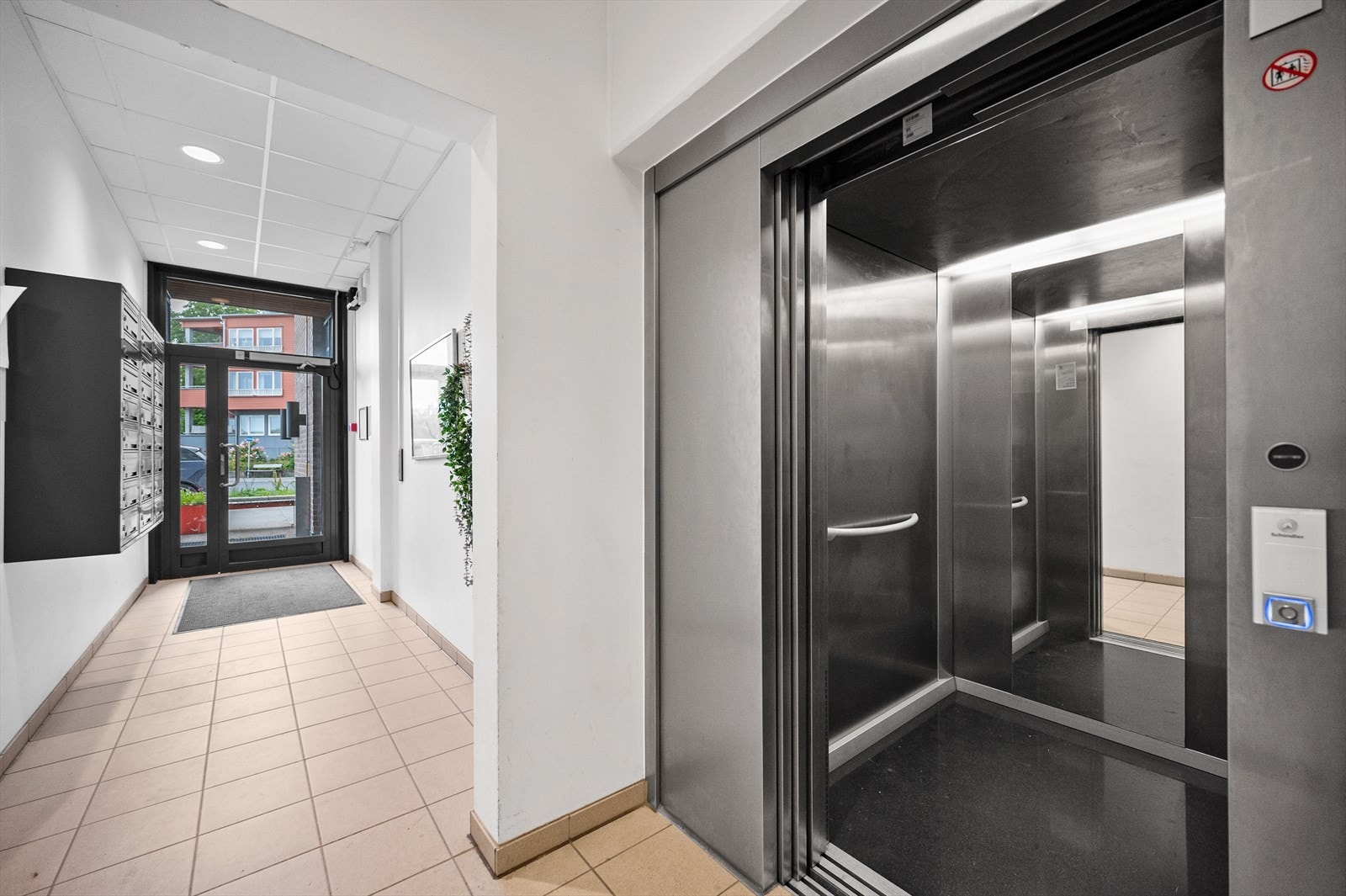 Enkel adkomst med heis til leilighetsplan fra felles inngangsparti og garasjeanlegg Galleribilde