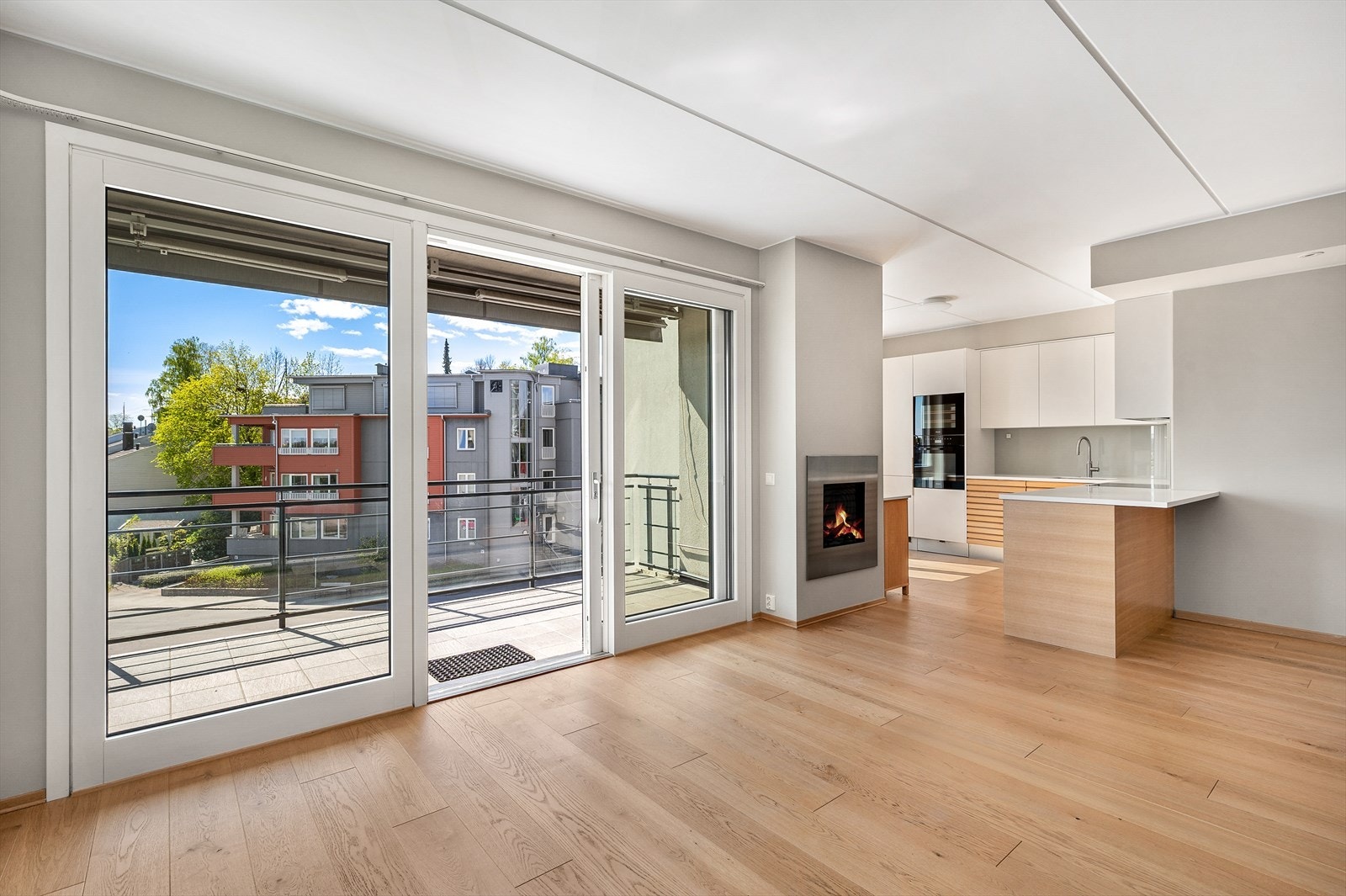 Kjøkkenet er fra HTH og var nytt i 2022. Det har klassiske lamellfronter og supplert med sokkelskuffer for ekstra oppbevaringsplass. Alle hvitevarer fra Miele. Galleribilde