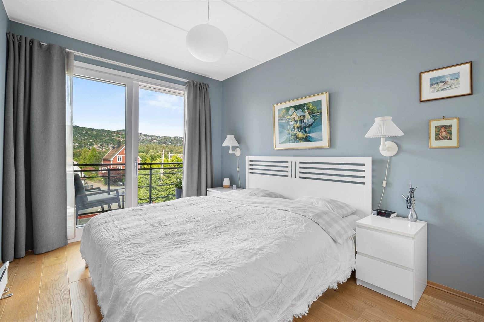 Soverommet har utgang til nordvendt balkong med utsikt mot Holmenkollen. Galleribilde