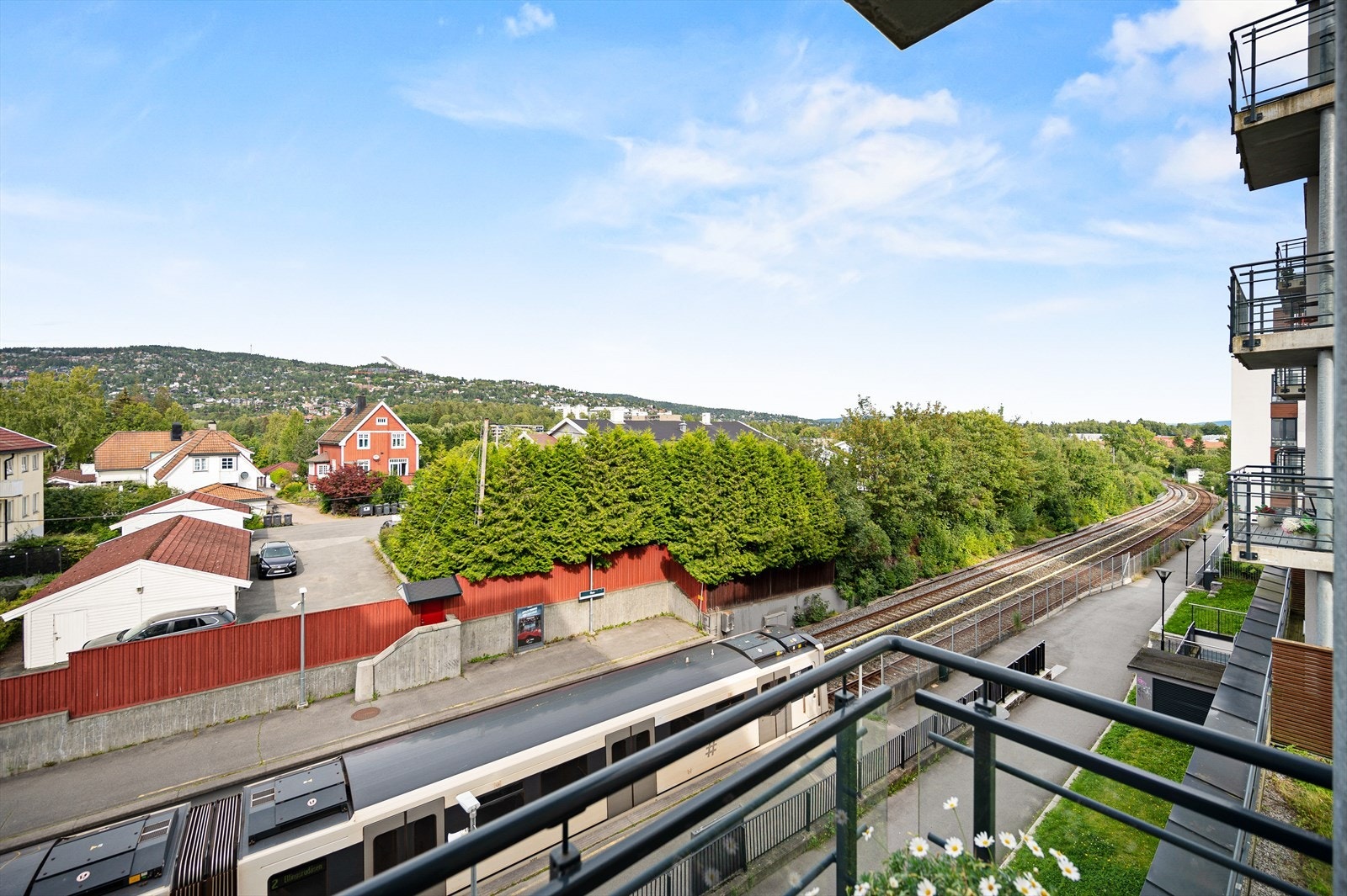 Balkong ut fra hovedsoverommet. Flott, langstrakt utsikt retning Holmenkollen. Galleribilde