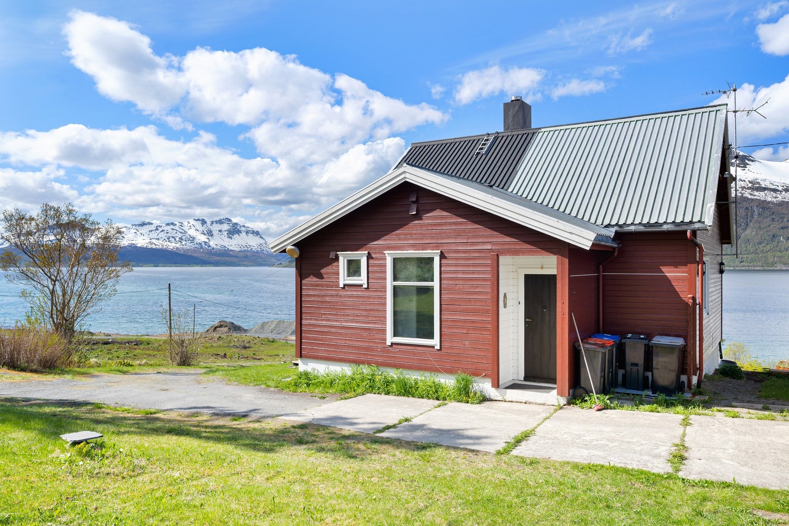 Overbygd inngangsparti og gode parkeringsmuligheter Galleribilde