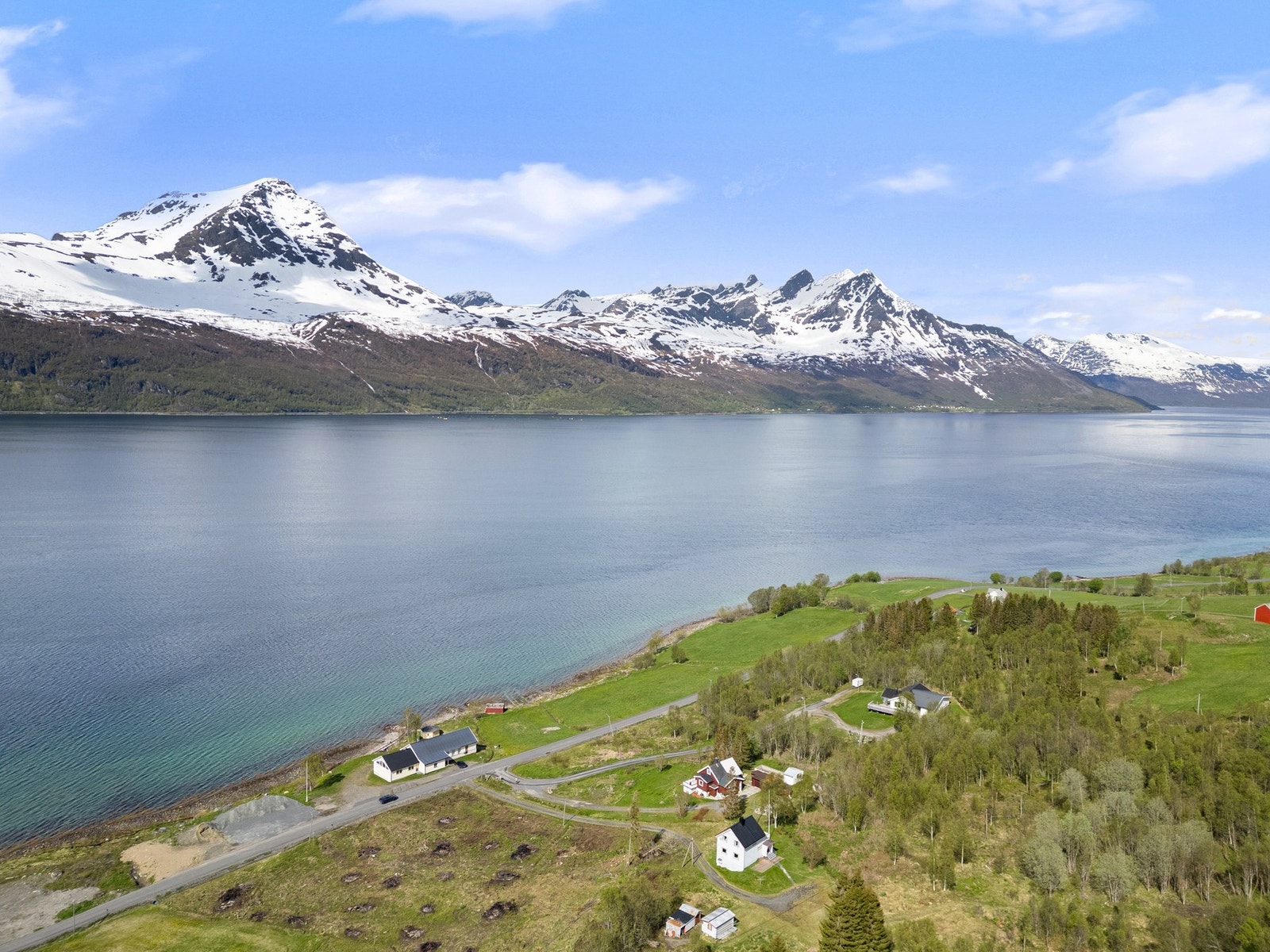 Stor eiendom på 2,5 mål som i tillegg til enebolig inneholder garasje, uthus og naust Galleribilde