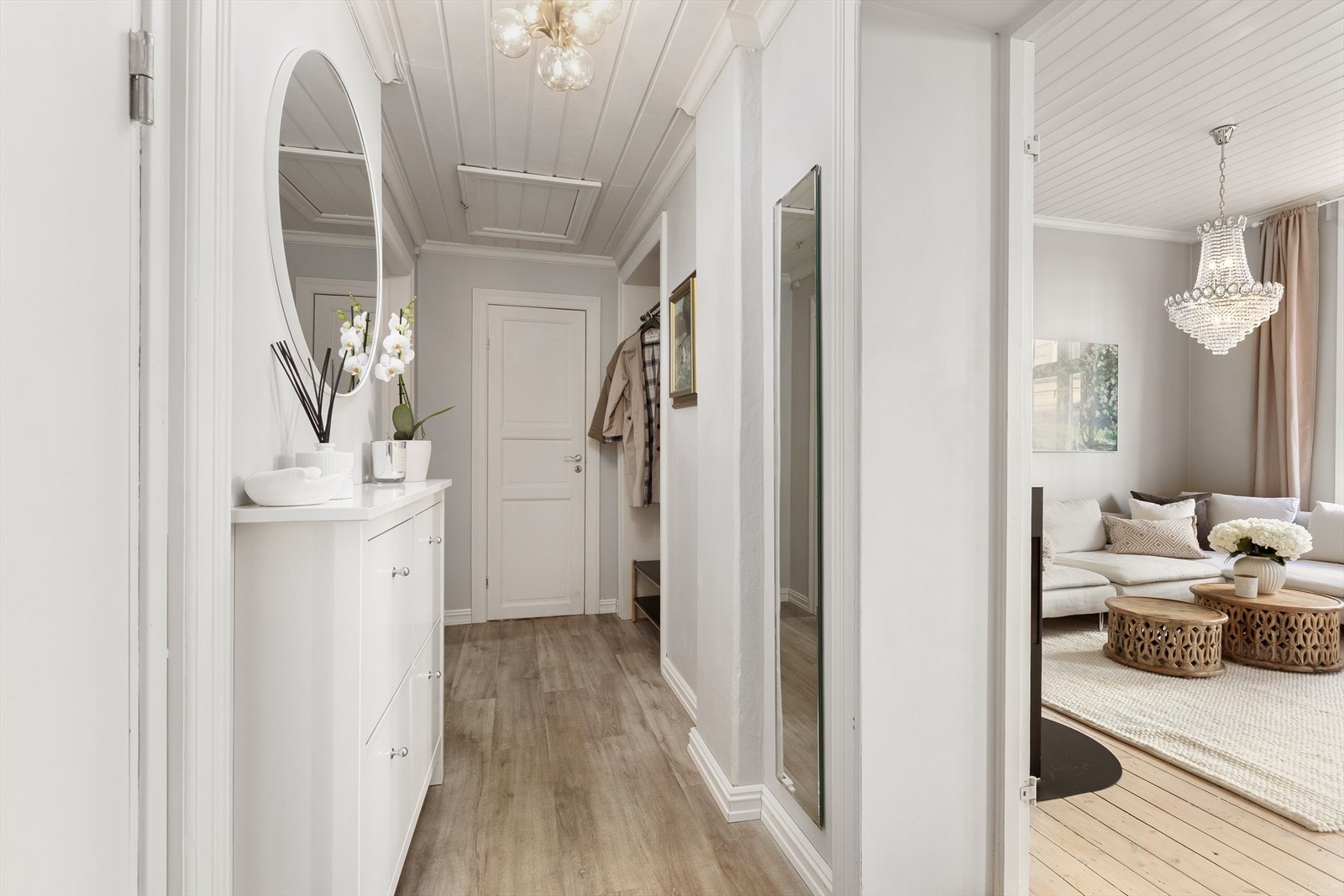 Entré/gang, her er det bygget stort og praktisk lagringsloft over gangen. Luke med adkomst i taket over entré. Det er også praktisk bod med hyller inn døren rett frem. Galleribilde