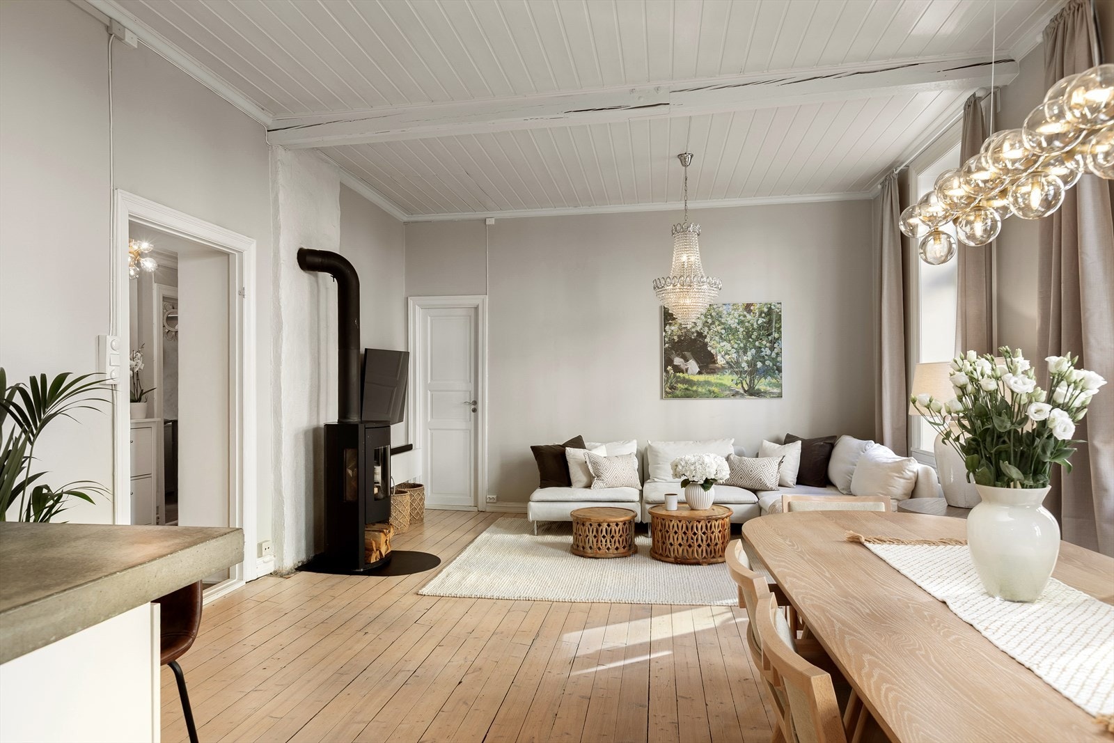 Leiligheten har god takhøyde (3,05 meter i stue/kjøkken). Galleribilde