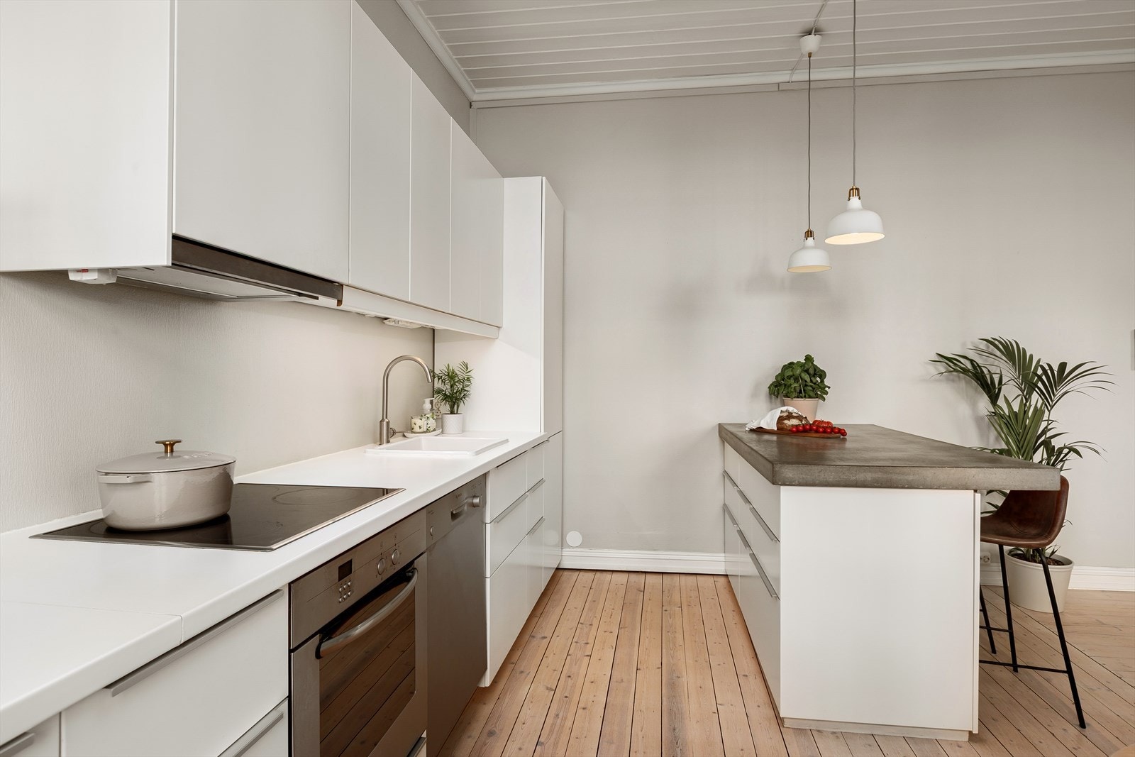 Romslig kjøkken med masse benk- og skapplass. Galleribilde