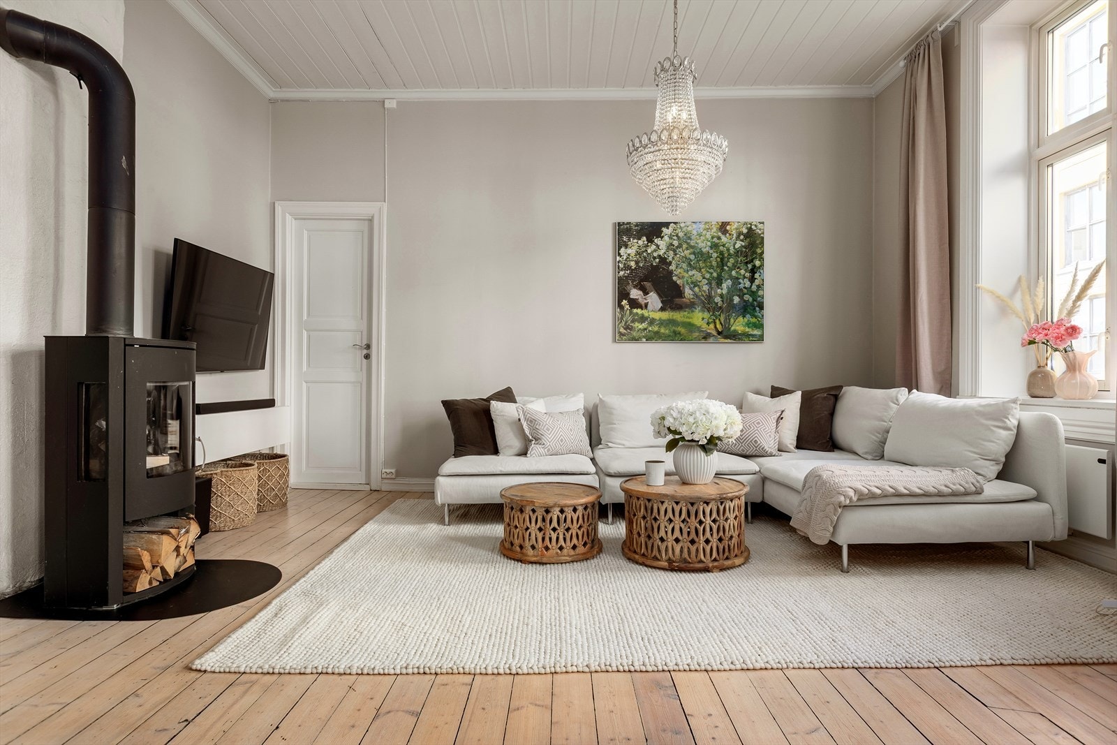 Stemningsfull og varmende peis i stuen. Galleribilde