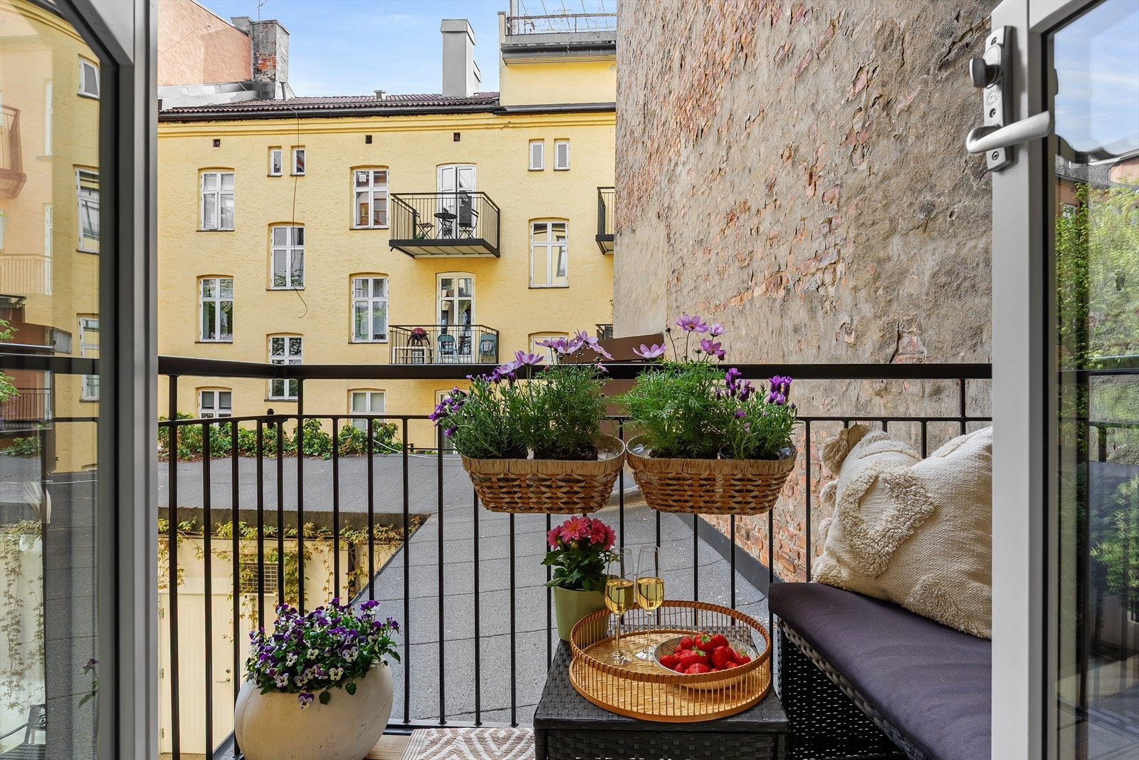 En klassisk , lys og lekker 3-roms i 2. etasje med balkong. Galleribilde