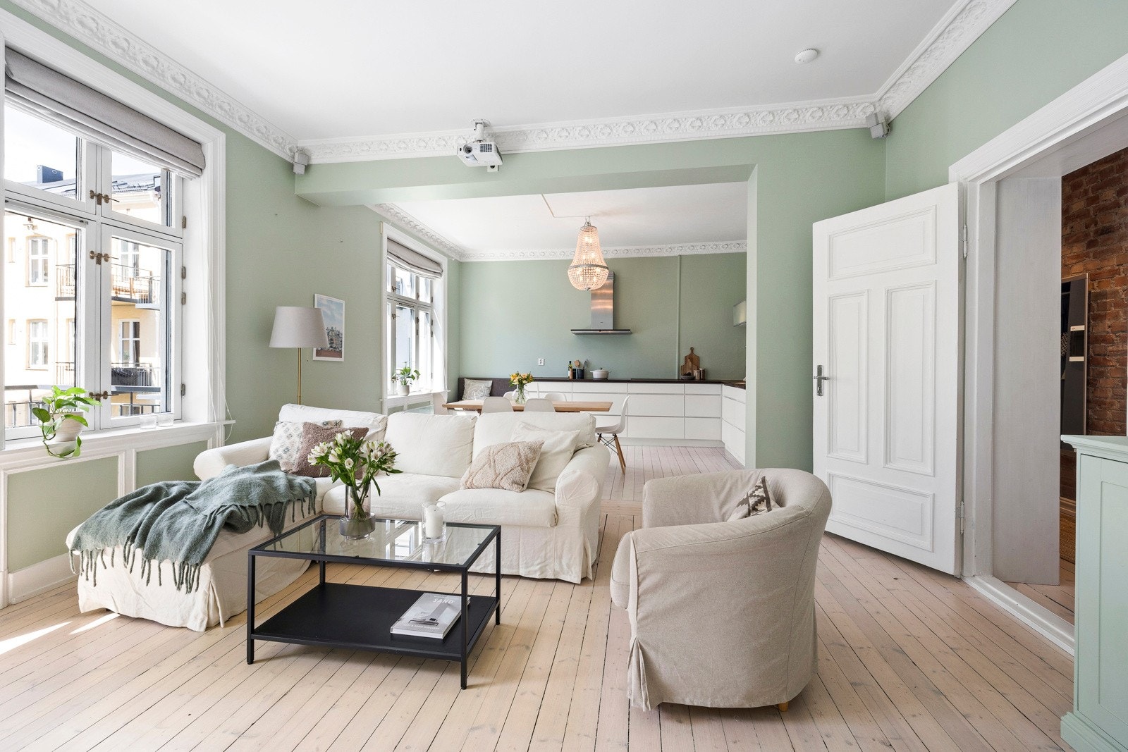 Den gode takhøyden i kombinasjon med de store klassiske vinduene sikrer en meget god romfølelse og gode lysforhold. Galleribilde