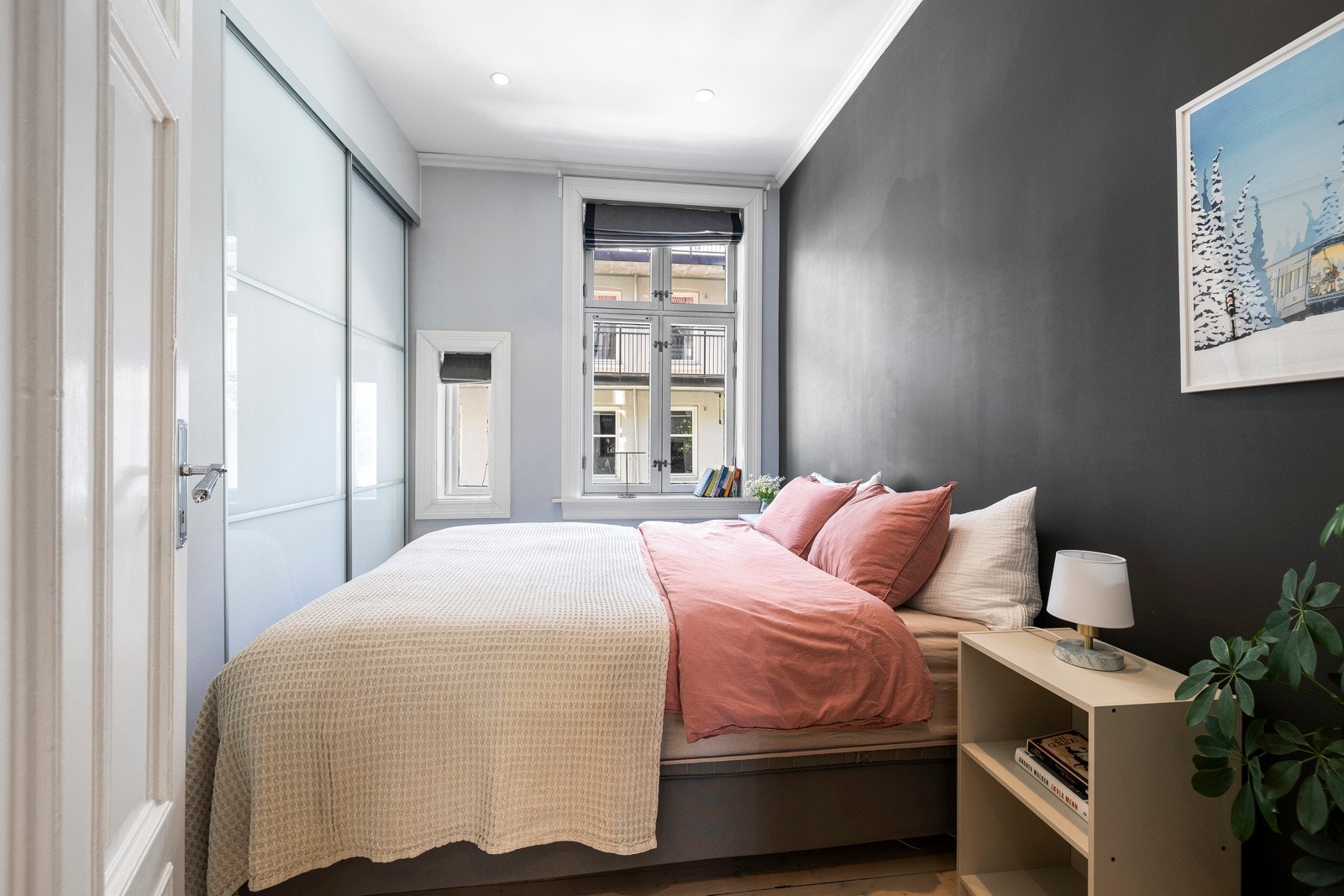 Leiligheten har to lune og behagelige soverom. Begge er vendt mot skjermet bakgård. Galleribilde