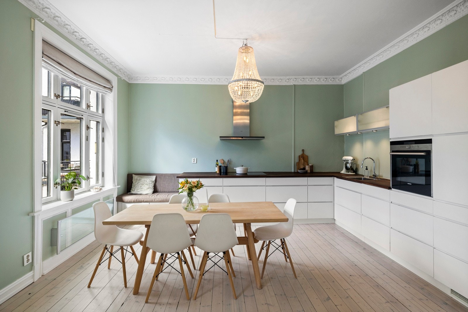 Kjøkkenet ligger godt plassert med direkte tilknytning til leilighetens stuedel. Galleribilde