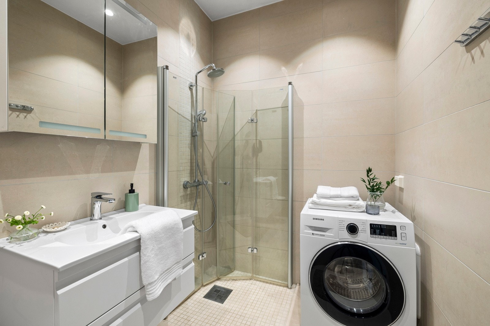 Badet har godt med albuerom og opplegg for vaskemaskin. Galleribilde