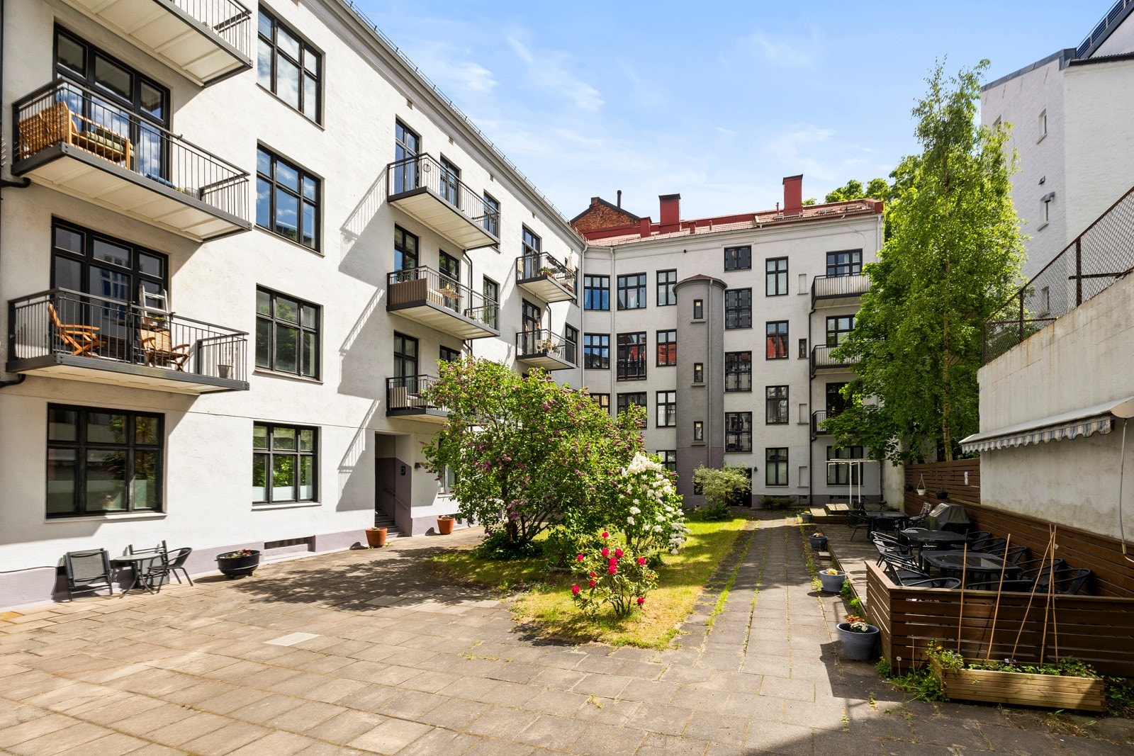 Borettslaget har en flott bakgård opparbeidet med bla. sittegrupper, trær og prydbusker. Galleribilde