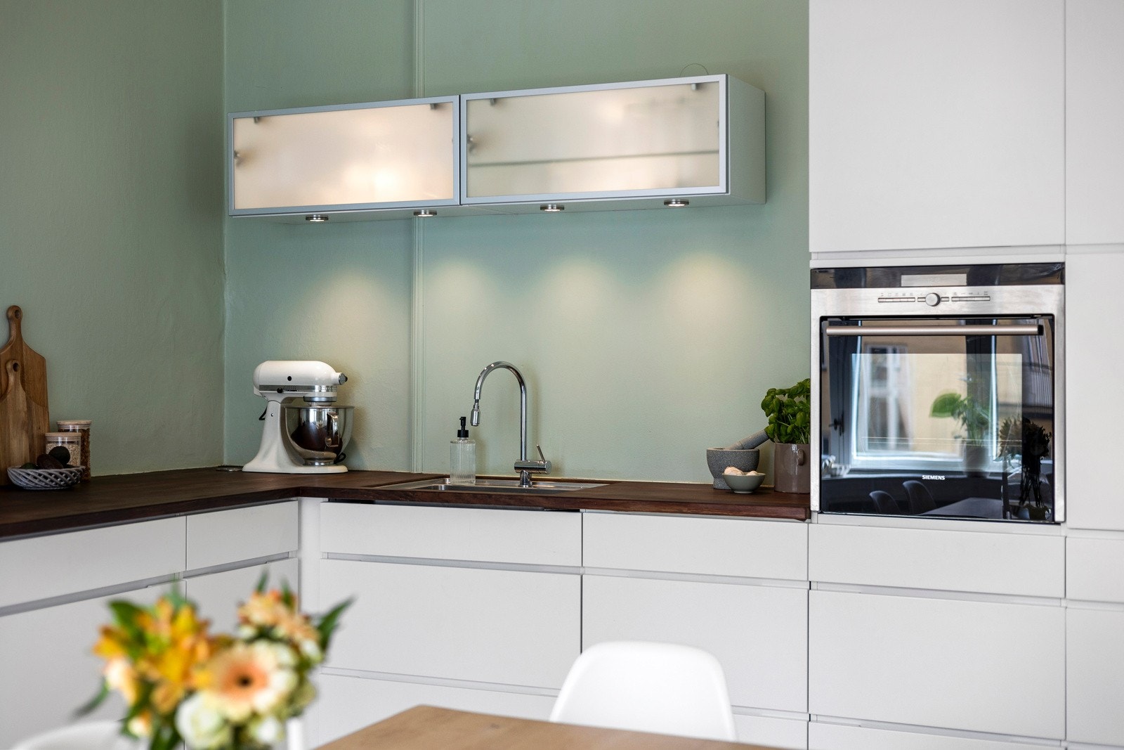 Kjøkkenet fremstår funksjonelt og moderne og har godt med oppbevaringsplass i skap og skuffer, samt rikelig med arbeidsplass på benk. Galleribilde