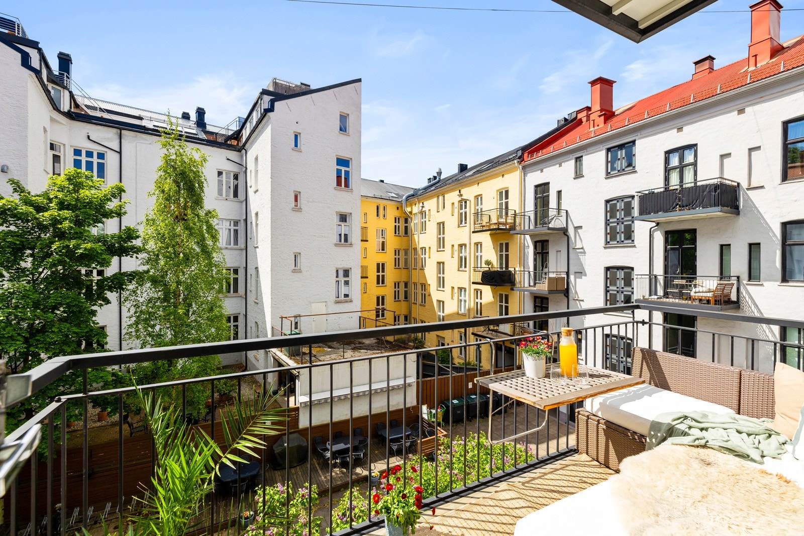 Balkongen ligger høyt, fritt og solrikt med utsyn over indre gårdsrom. Galleribilde