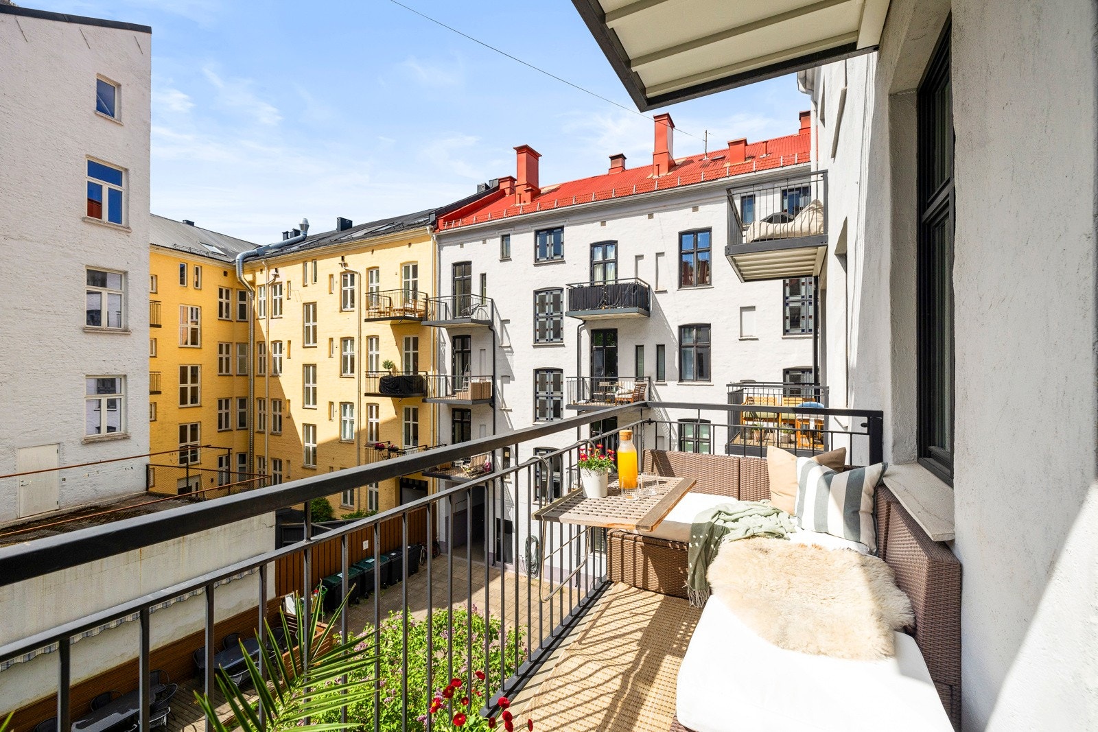 Balkongen har gode solforhold og vender mot lagets hyggelige bakgård i skjermet gårdsrom. Galleribilde