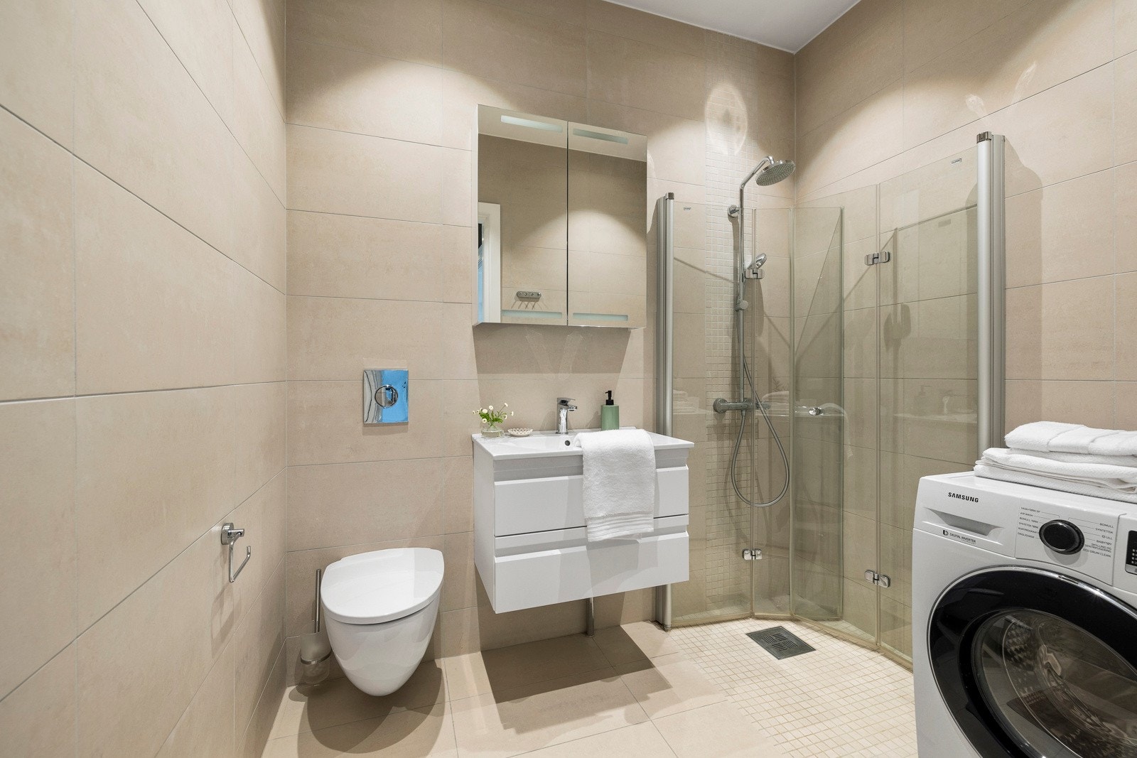 Stilrent baderom fra 2013. Flislagt gulv med varme, samt flislagt vegger. Galleribilde