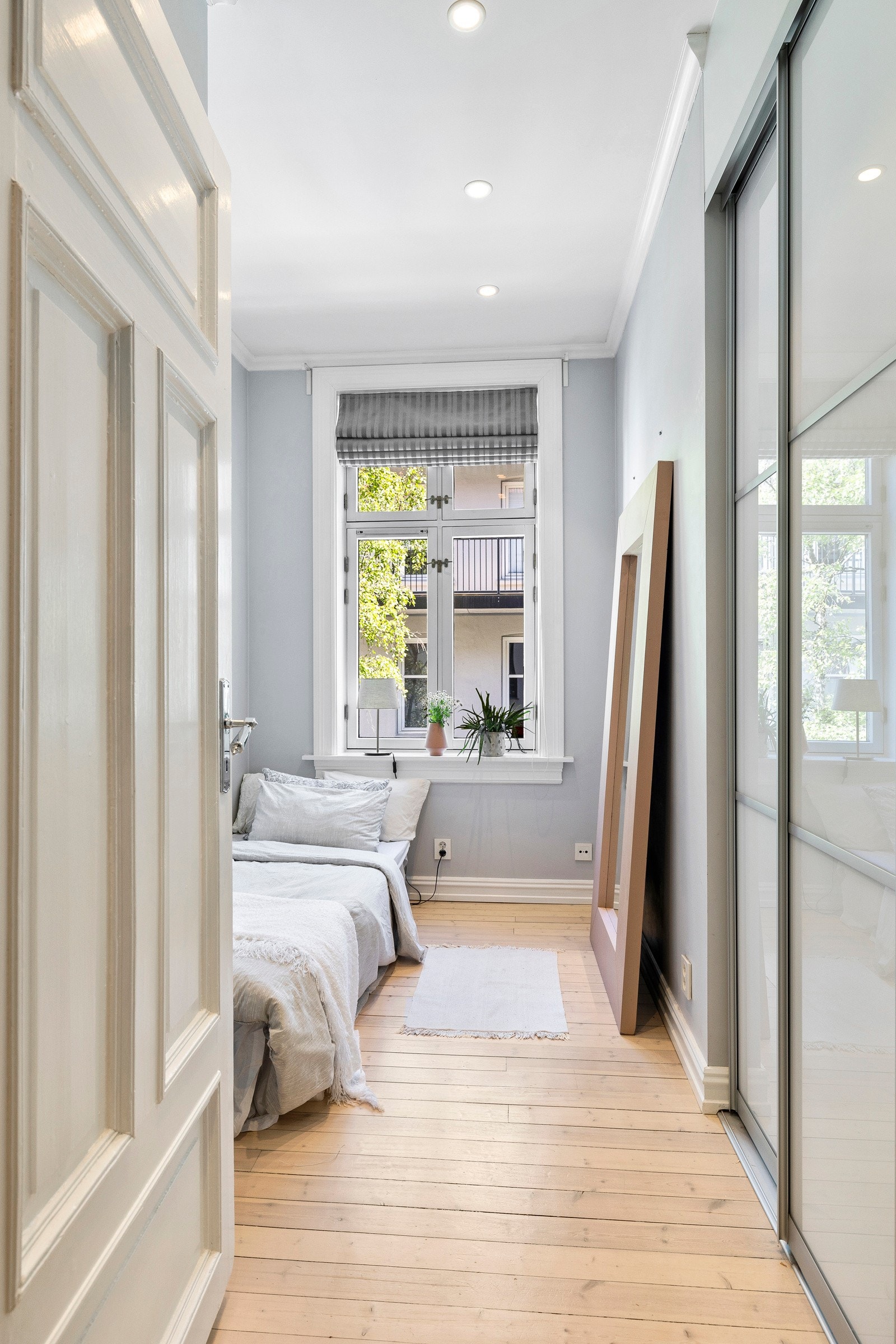 Rommene får inn rikelig med naturlig lys gjennom de store klassiske vindusflatene. Galleribilde