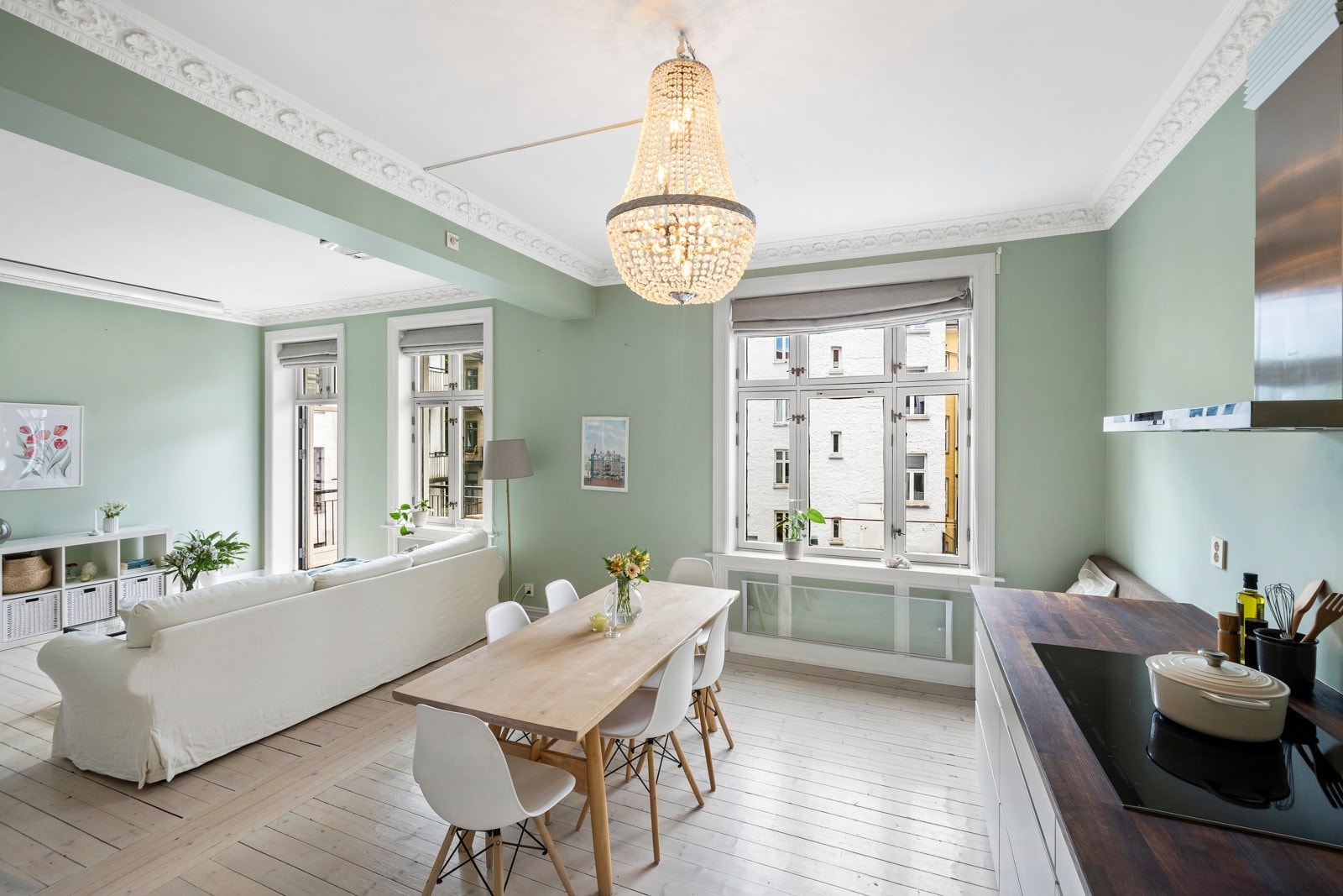 Innbydende kjøkken fra 2013 med glatte fronter og benkeplater av heltre. Galleribilde