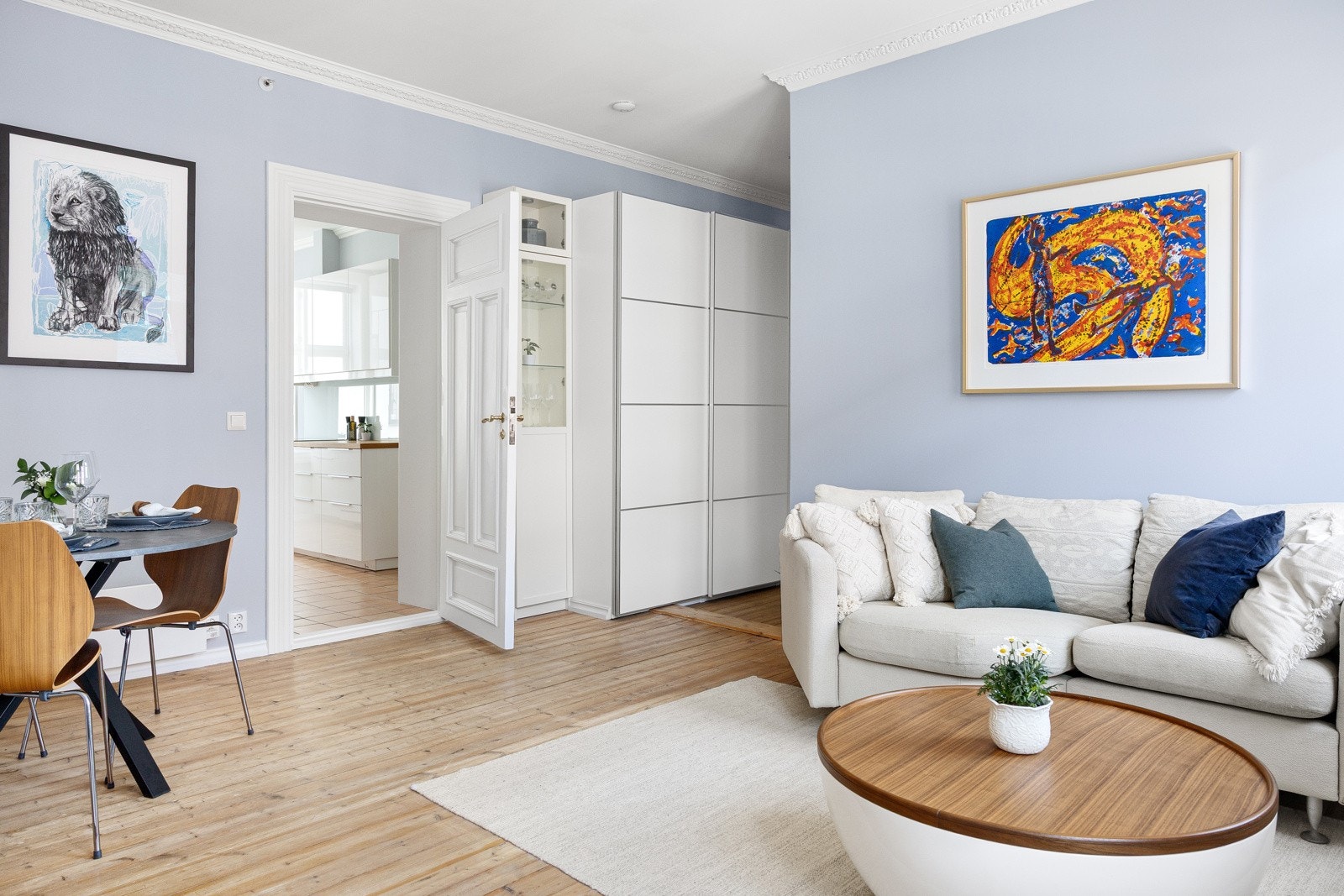 Flott tregulv tilfører rommet tidsrikitg sjarm og karakter Galleribilde