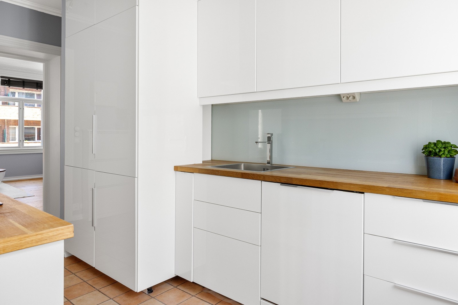 Pent, separat kjøkken fra 2014. Godt utnyttet plass med integrerte hvitevarer som blant annet dobbelt kjøleskap Galleribilde